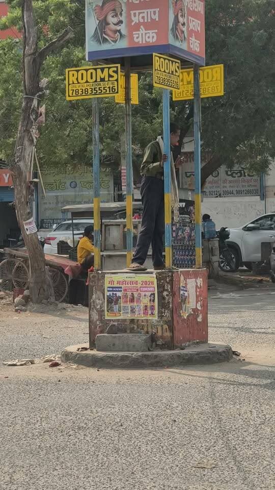 युवक ट्रैफिक को कैसे संभाल रहा..