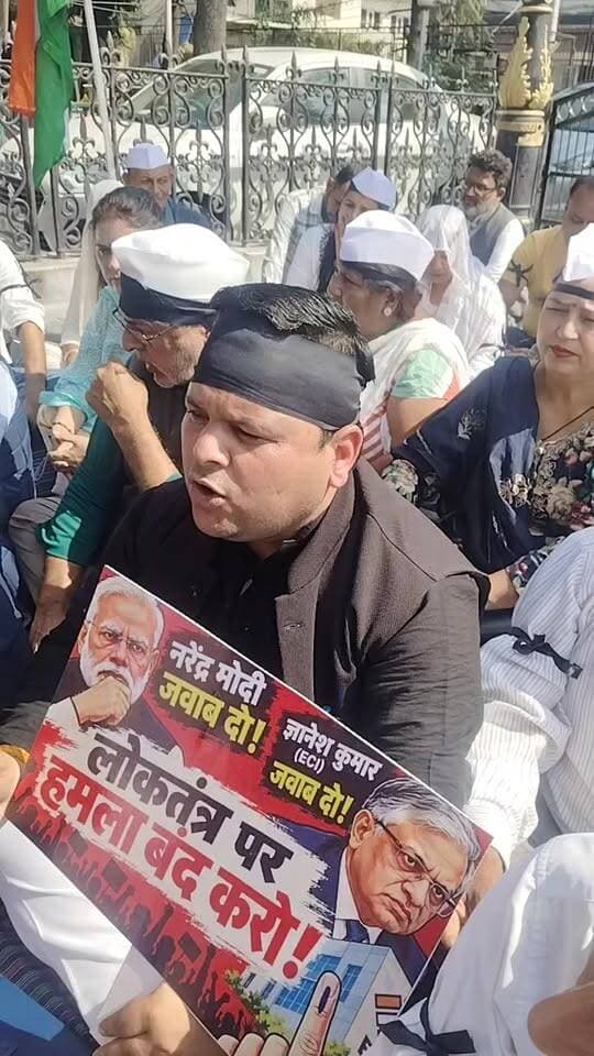चंबा में कांग्रेस पार्टी का धरना प्रदर्शन।