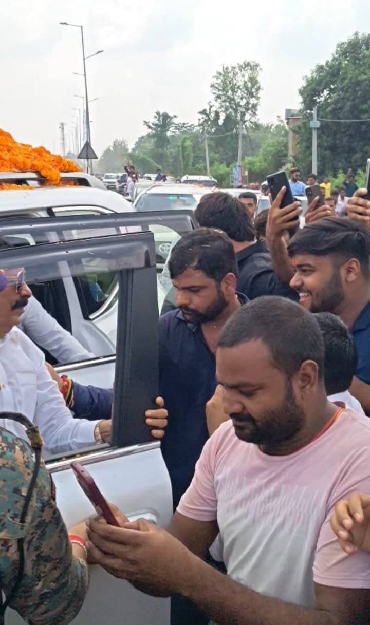 🔥 अनंत सिंह अलग गांव में पहुंचे तो उमड़ा जनसैलाब!
हजारों की संख्या में लोगों ने किया भव्य स्वागत 🙏
छोटे सरकार की एक झलक पाने को बेताब दिखे लोग
सड़क पर हर तरफ नजर आया समर्थकों का हुजूम
गांव में दिखा जबरदस्त उत्साह और जोश 🔥
देखिए अनंत सिंह के स्वागत का ये शानदार नजारा!