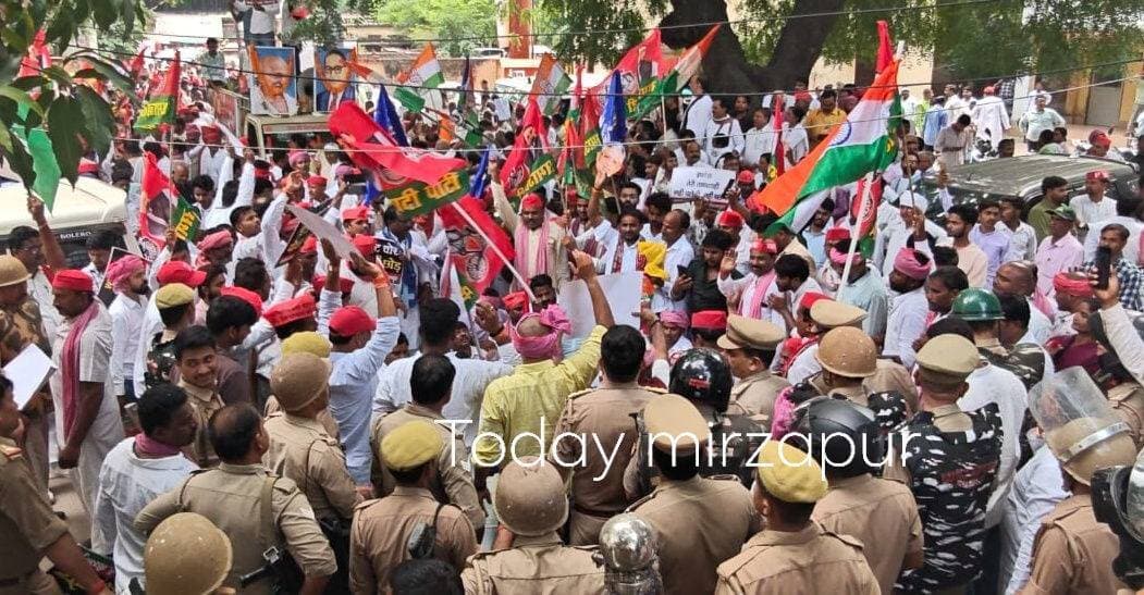 पीडीए के जोरदार प्रदर्शन की मुख्य क़बरेज
पीडीए मार्च निकालकर सपा ने मुख्य चुनाव आयुक्त के इस्तीफे की मांग की
मिर्जापुर। समाजवादी पार्टी ने गुरुवार को पीडीए मार्च निकालकर मुख्य चुनाव आयुक्त ज्ञानेश कुमार के इस्तीफे की मांग की। जैनाथ उत्सव भवन से शुरू हुआ मार्च पुलिस लाइन, रमईपट्टी और कचहरी होते हुए कलेक्ट्रेट पहुंचा। यहां कार्यकर्ताओं ने धरना-प्रदर्शन कर नारेबाजी की।
वहीं ज्ञानेश कुमार का पुतला भी फूंका
मार्च के दौरान बाबा साहेब डॉ. भीमराव अंबेडकर की प्रतिमा और महात्मा गांधी की तस्वीर लगी रथयात्रा भी निकाली गई। सपा नेताओं ने चुनाव प्रक्रिया और मतदाता सूचियों में कथित गड़बड़ी का आरोप लगाते हुए कार्रवाई की मांग की। प्रदर्शन करने वालों में कैलाश चौरसिया, पूर्व सांसद बाल कुमार पटेल, आदर्श यादव, ज्योति आनंद त्रिपाठी, अशोक सिंह मुन्ना, इलियास खान, नसीम खान, जगदम्बा सिंह पटेल, अशोक यादव, रंजीत फोजी, विवेक कुशवाहा, जगदीश्वर सिंह, आकाश यादव, विशाल यादव, रमाकांत यादव संजय चौरसिया, गुड्डू यादव अभिषेक दूबे,सलीम बादशाह, अन्नू त्रिपाठी, सहित सैकड़ो कार्यकर्ता उपस्थित रहे
फोटो by / today mirzapur news
#मिर्जापुर #समाजवादीपार्टी #PDAमार्च #पीडीएमार्च #सपा #चुनावआयोग #ज्ञानेशकुमार #मताधिकार #लोकतंत्र #कलेक्ट्रेट #मिर्जापुरन्यूज #TodayMirzapurNews