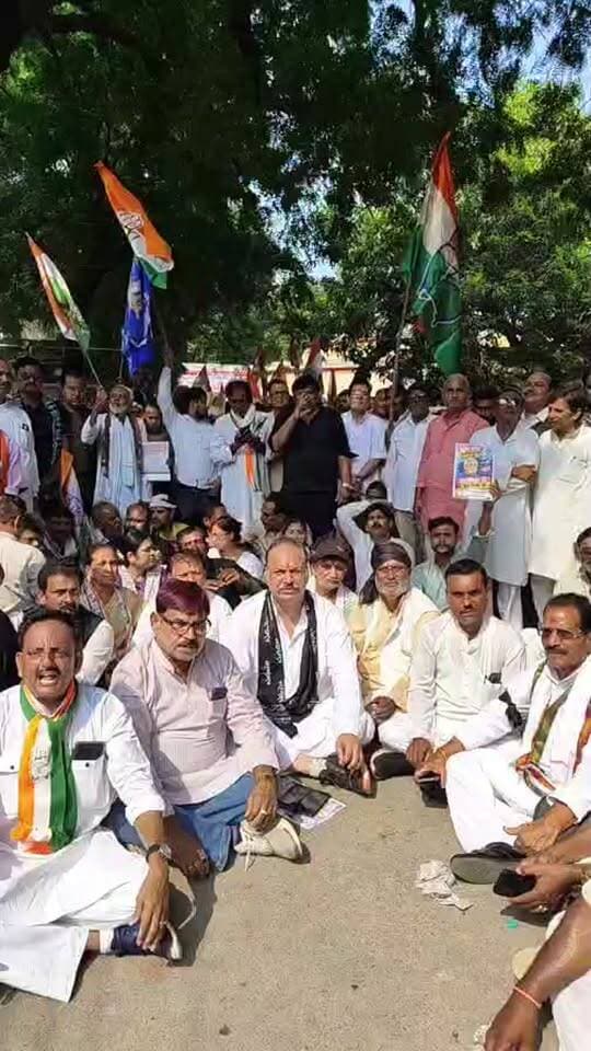 चुनाव आयुक्त ज्ञानेश कुमार के स्तीफा को लेकर मिर्जापुर जिलाधिकारी कार्यालय पर प्रदर्शन करते कांग्रेस पार्टी के कार्यकर्ता,,,,,,