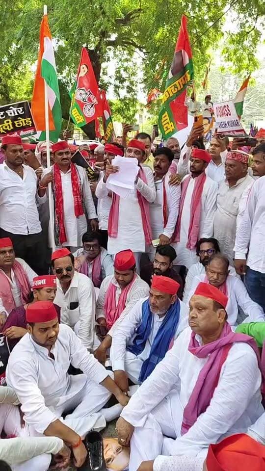 सपा जिलाध्यक्ष अशोक यादव के नेतृत्व में मिर्जापुर कलेक्ट्रेट परिसर पर प्रदर्शन करते सपा कार्यकर्ता