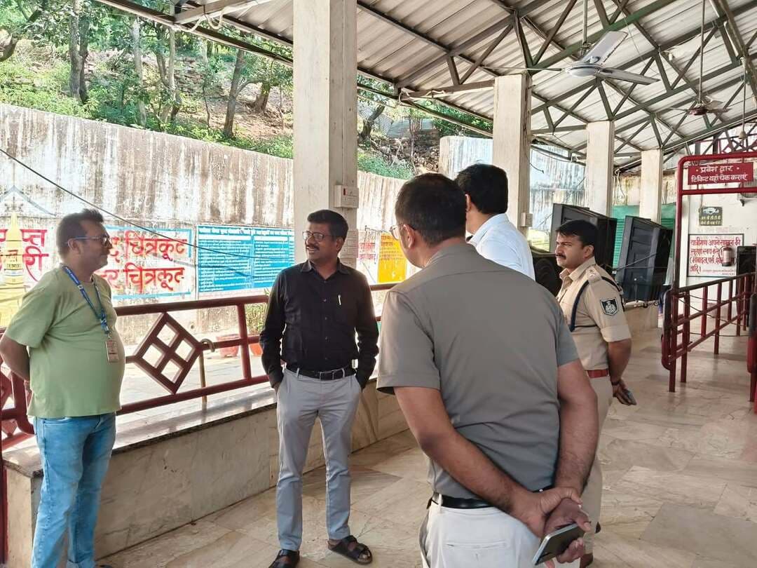 कलेक्टर डॉ सतीश कुमार एस और पुलिस अधीक्षक हंसराज सिंह ने चित्रकूट दीपावली मेला की तैयारियों के अंतर्गत मझगवां बायपास पर चल रहे सड़क मरम्मत कार्य और चित्रकूट में गुप्त गोदावरी का स्थल निरीक्षण किया।
