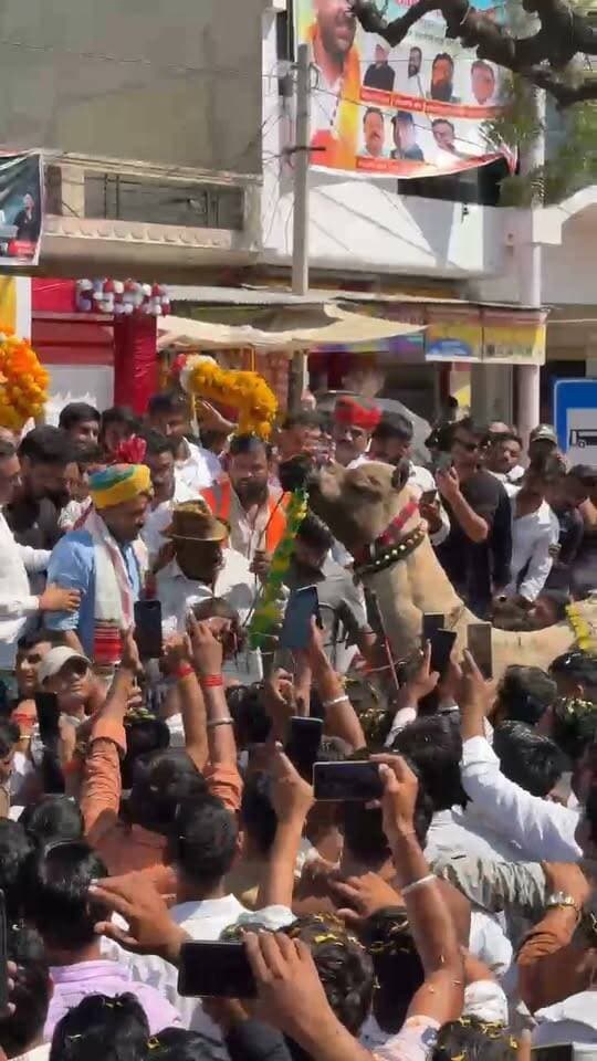 शिव विधायक रविंद्र भाटी की सरलीकरण यात्रा मोलसार पहुँचने पर हुआ अद्भुत स्वागत, ऊँट ने माला पहनाकर की अगवानी !
#सरलीकरण
#EWS
Ravindra Singh Bhati