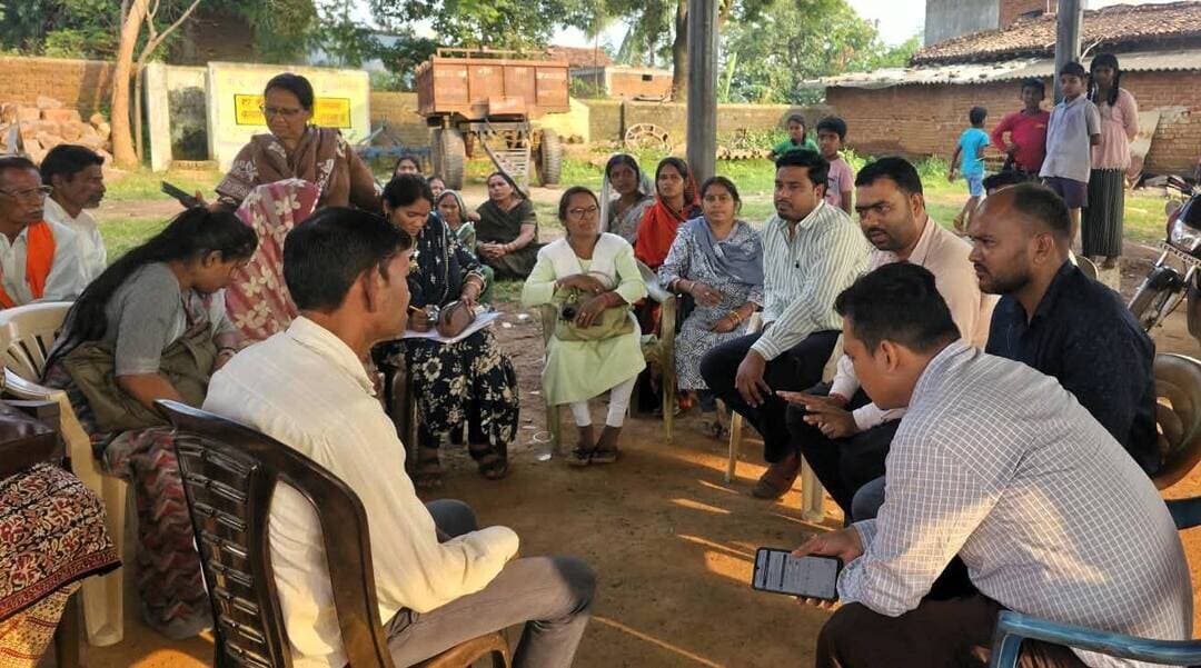 सतर्कता और समझदारी से टला बाल विवाह! सुरक्षित हुआ एक और बेटी का भविष्य 👧📚
बालोद जिले के ग्राम जामगांव (क) में प्रशासन और महिला एवं बाल विकास विभाग की त्वरित कार्रवाई से एक नाबालिग का बाल विवाह समय रहते रोक दिया गया।
कलेक्टर श्रीमती दिव्या उमेश मिश्रा के मार्गदर्शन में विभाग की टीम ने मौके पर पहुंचकर परिवार को बाल विवाह के कानूनी प्रावधानों और इसके गंभीर दुष्परिणामों के बारे में समझाया। परिवार ने समझदारी दिखाते हुए विवाह न करने का संकल्प लिया और घोषणा-पत्र भी प्रस्तुत किया। 👏
आइए, समाज के जिम्मेदार नागरिक बनें! यदि आपके आसपास भी कहीं बाल विवाह की जानकारी मिले, तो तुरंत प्रशासन, महिला एवं बाल विकास विभाग या चाइल्ड हेल्पलाइन को सूचित करें। आपकी एक सूचना किसी बच्चे का जीवन सुरक्षित कर सकती है। 🤝
#बाल_विवाह_मुक्त_बालोद
#Balod #ChildMarriageFree #WomenAndChildDevelopment #SocialAwareness #ChildRights