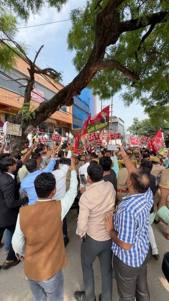 बाराबंकी में सपा कार्यकर्ताओं ने चुनाव आयुक्त ज्ञानेश कुमार का इस्तीफा मांगा प्रदर्शन किया 📍
#barabankiupdates #viralpost #barabanki_updates_