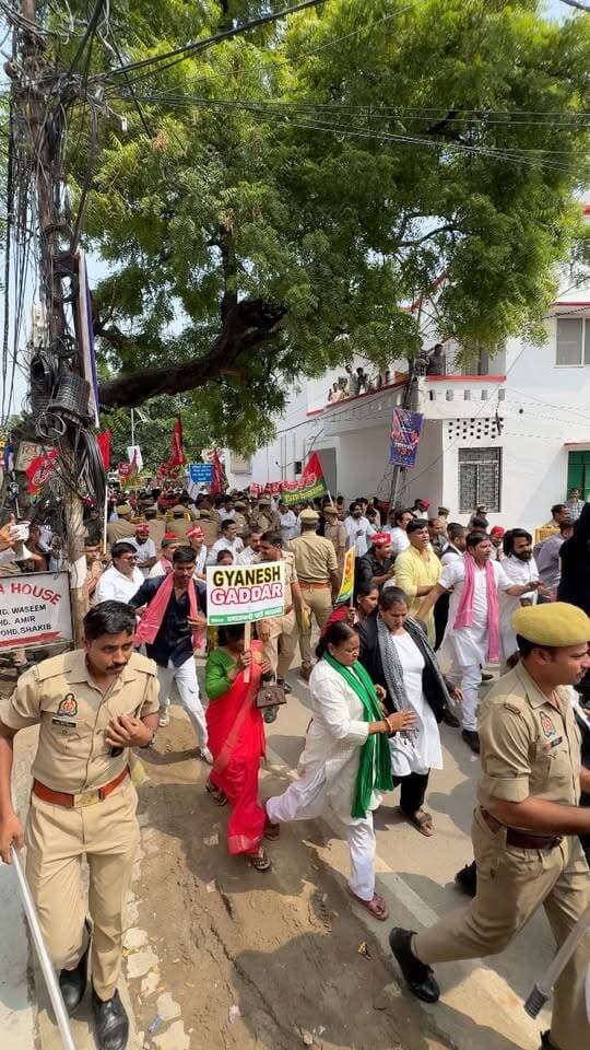 सपा का जोरदार प्रदर्शन ✊ ज्ञानेंद्र प्रसाद इस्तीफा दो!
#viralpost #barabankiupdates #barabanki