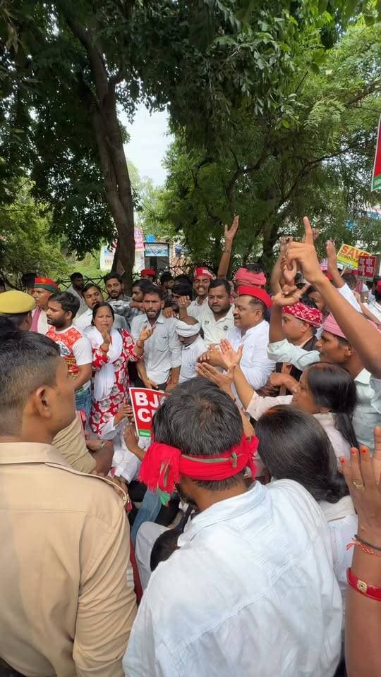 बाराबंकी में सपा कार्यकर्ताओं ने चुनाव आयुक्त ज्ञानेश कुमार का इस्तीफा मांगा प्रदर्शन किया 📍
#barabankiupdates #viralpost #barabanki_updates_