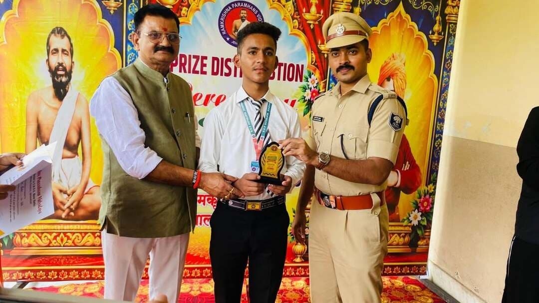 रिजल्ट डे समारोह में एसपी ने विद्यार्थियों को किया पुरस्कृत
जहानाबाद : पुलिस अधीक्षक कोटा किरण कुमार ने रामकृष्ण परमहंस विद्यालय, बभना-कटैया, जहानाबाद में आयोजित रिजल्ट डे समारोह में मुख्य अतिथि के रूप में भाग लिया। इस अवसर पर उन्होंने उत्कृष्ट प्रदर्शन करने वाले विद्यार्थियों को पुरस्कृत कर उनका उत्साहवर्धन किया।
समारोह में पुलिस अधीक्षक ने विद्यार्थियों से संवाद करते हुए साइबर सुरक्षा के प्रति सजग रहने की अपील की। उन्होंने ऑनलाइन ठगी से बचाव के उपायों की जानकारी देते हुए कहा कि किसी अनजान व्यक्ति के साथ अपनी व्यक्तिगत या बैंकिंग जानकारी साझा नहीं करनी चाहिए। साथ ही संदिग्ध संदेश, लिंक और फोन कॉल से सावधान रहने की सलाह दी।
उन्होंने विद्यार्थियों को मानव तस्करी के प्रति भी जागरूक किया और कहा कि किसी भी संदिग्ध गतिविधि की जानकारी तत्काल अभिभावकों, शिक्षकों या पुलिस को दें। पुलिस अधीक्षक ने विद्यार्थियों को सुरक्षित, सजग एवं जिम्मेदार नागरिक बनने का संदेश दिया।
समारोह में विद्यालय के शिक्षक, विद्यार्थी और अन्य लोग उपस्थित रहे।