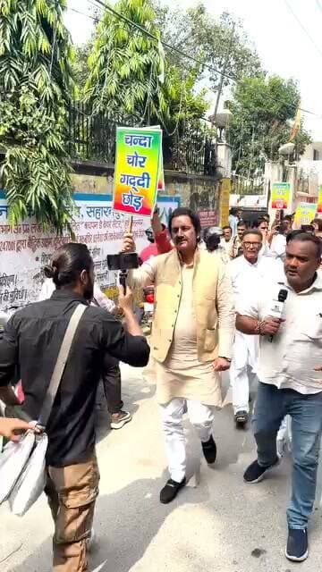 👉🏾👉🏾 चुनाव आयुक्त ज्ञानेश कुमार को हटाने की मांग को लेकर सपा का प्रदर्शन, गांधी पार्क की ओर कूच
👉🏾👉🏾 प्रदर्शन रोकने को लेकर पुलिस-प्रशासन ने सपा कार्यकर्ताओं को रोका, मनोज चौधरी समेत कई कार्यकर्ता रहे मौजूद
सहारनपुर। चुनाव आयुक्त ज्ञानेश कुमार को पद से हटाने की मांग को लेकर समाजवादी पार्टी के कार्यकर्ताओं ने सहारनपुर में प्रदर्शन किया। सपा कार्यकर्ता पार्टी कार्यालय से गांधी पार्क की ओर मार्च करते हुए नारेबाजी करते नजर आए।