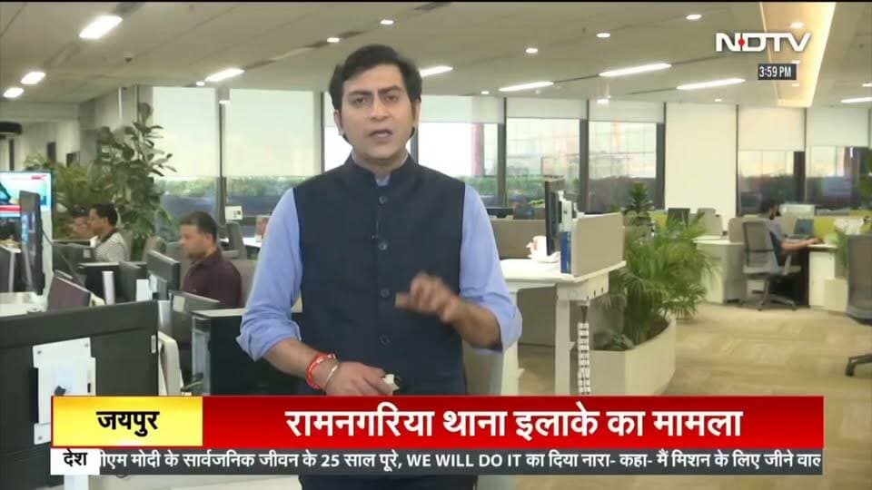 यूनिफॉर्म नहीं पहनी तो छात्रों पर बरसा डंडा,शिक्षक पर 12वीं के विद्यार्थियों से बेरहमी से मारपीट का आरोप,स्कूल के बाहर जमकर हंगामा।