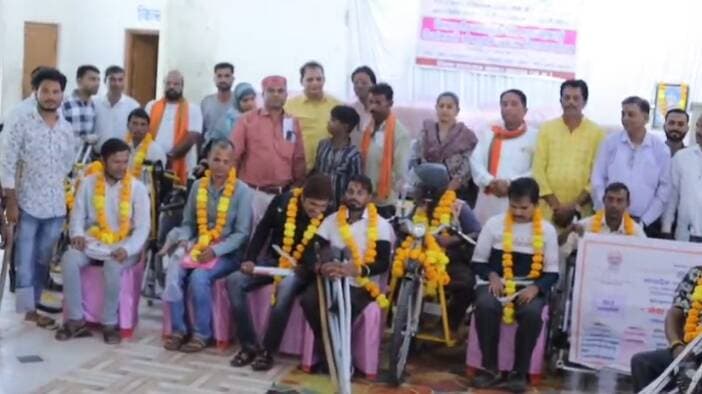 सेवा संकल्प अभियान के तहत् आगर में निकली नशामुक्ति जागरूकता रैली
21 दिव्यांगजनों को नि:शुल्क उपकरण वितरित
कलेक्टर डॉ. शेर सिंह मीना के मार्गदर्शन में सामाजिक न्याय एवं दिव्यांगजन सशक्तिकरण विभाग, द्वारा सेवा संकल्प अभियान (सेवा मेरा योगदान) एवं मद्य निषेध सप्ताह (02 से 08 अक्टूबर 2026) के तहत जिला स्तरीय नशा मुक्ति रैली, शपथ ग्रहण एवं दिव्यांगजनों को सहायक उपकरण वितरण कार्यक्रम गुरूवार को आयोजित किया गया ।
इस अवसर पर नशा मुक्ति रैली को जिला पंचायत अध्यक्ष प्रतिनिधि श्री भेरू सिंह चौहान, श्रीमती मीना स्वर्णकार, एडिशनल एस.पी. श्री रविन्द्र बोयत, एस.डी.एम. आगर श्री कमल मंडलोई, उप संचालक सामाजिक न्याय श्री मिलिंद ढोके ने हरी झंडी दिखाकर जागरूकता रैली को रवाना किया। रैली गांधी उपवन से पेट्रोल पम्प होते हुए झण्डा चौक होकर छावनी नाका, नवीन सामुदायिक भवन, कंपनी गार्डन, आगर पर रैली का समापन हुआ। रैली में बड़ी संख्या में स्कूली छात्र-छात्राओं ने "नशा मुक्त हो आगर मालवा, नशा मुक्त हो मध्य प्रदेश" के नारे लगाकर आमजनों को जागरूक किया। अतिथियों ने सभी उपस्थितजनों को नशा मुक्त भारत अभियान के तहत नशा मुक्ति की शपथ भी दिलाई।
इस मौके पर दिव्यांगजनों को सहायक उपकरण वितरण कार्यक्रम का शुभारंभ मॉ सरस्वती के चित्र पर माल्यार्पण एवं दीप प्रज्जवलित कर किया गया। इस मौके पर अतिथियों ने 21 दिव्यांगजनों को अलग-अलग प्रकार के सहायक उपकरण प्रदान किये। इनमें आगर के श्री अशोक कुमार को बैटरी चलित मोटराइज्ड ट्रायसिकल सहित 10 अन्य हितग्राहियों को ट्रायसिकल, 07 अंधत्व छड़ी, व्हील चेयर, रोलेटर आदि उपकरण वितरित किये गए।
इस अवसर पर जनप्रतिनिधि, अधिकारी-कर्मचारी, सामाजिक न्याय विभाग एवं दिव्यांग पुनर्वास केन्द्र का स्टॉफ उपस्थित था।
CM Madhya Pradesh
Jansampark Madhya Pradesh
Social Justice and Disabled Welfare Department ,Madhya Pradesh
<nis:link nis:type=tag nis:id=सेवा_संकल्प_अभियान nis:value=सेवा_संकल्प_अभियान nis:enabled=true nis:link/> <nis:link nis:type=tag nis:id=sevasankalpabhiyan nis:value=SevaSankalpAbhiyan nis:enabled=true nis:link/>
<nis:link nis:type=tag nis:id=agarmalwa nis:value=agarmalwa nis:enabled=true nis:link/>
<nis:link nis:type=tag nis:id=आगरमालवा nis:value=आगरमालवा nis:enabled=true nis:link/>