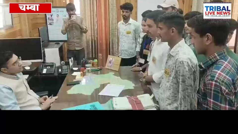 राजकीय महाविद्यालय चंबा में रिक्त अध्यापक पद जल्द भरने की मांग
अध्यापकों की कमी से विद्यार्थियों की पढ़ाई प्रभावित होने का ABVP का दावा, उपायुक्त के माध्यम से मुख्यमंत्री को सौंपा ज्ञापन
चंबा, 8 अक्तूबर 2026।
अखिल भारतीय विद्यार्थी परिषद (ABVP) की चंबा इकाई ने राजकीय महाविद्यालय चंबा में लंबे समय से रिक्त चल रहे विभिन्न विषयों के अध्यापक पदों को जल्द भरने की मांग उठाई है। इस संबंध में विद्यार्थी परिषद ने उपायुक्त चंबा के माध्यम से मुख्यमंत्री को ज्ञापन भेजकर शिक्षा विभाग से आवश्यक कार्रवाई की मांग की है।
ABVP इकाई अध्यक्ष तुषार मेहता ने कहा कि महाविद्यालय में Sociology, Public Administration, Physical Education और JMC (Journalism & Mass Communication) जैसे महत्वपूर्ण विषयों के अध्यापक पद रिक्त हैं। उनके अनुसार अध्यापकों की कमी के चलते विद्यार्थियों की नियमित पढ़ाई और परीक्षा की तैयारी प्रभावित हो रही है।
उन्होंने बताया कि Sociology विषय में अध्यापक न होने से करीब 300 से 350 विद्यार्थियों, Public Administration में लगभग 250 से 300 विद्यार्थियों, Physical Education में करीब 300 से 330 विद्यार्थियों तथा JMC में लगभग 40 से 50 विद्यार्थियों की पढ़ाई प्रभावित होने का दावा किया गया है।
तुषार मेहता ने कहा कि शिक्षकों के रिक्त पदों का असर विद्यार्थियों की शैक्षणिक गतिविधियों और भविष्य पर पड़ रहा है। उन्होंने प्रदेश सरकार और शिक्षा विभाग से मांग की कि महाविद्यालय में रिक्त सभी आवश्यक अध्यापक पदों को समयबद्ध तरीके से शीघ्र भरा जाए, ताकि विद्यार्थियों की पढ़ाई सुचारू रूप से संचालित हो सके।
ABVP इकाई अध्यक्ष ने कहा कि यदि उनकी मांगों पर जल्द सकारात्मक कार्रवाई नहीं की गई तो विद्यार्थी परिषद धरना-प्रदर्शन करने के लिए मजबूर होगी। उन्होंने कहा कि ऐसी स्थिति के लिए प्रदेश सरकार जिम्मेदार होगी।
मुख्य बातें
- राजकीय महाविद्यालय चंबा में रिक्त अध्यापक पद भरने की मांग।
- Sociology में 300–350 विद्यार्थियों की पढ़ाई प्रभावित होने का दावा।
- Public Administration में 250–300 विद्यार्थियों के प्रभावित होने की बात।
- Physical Education में 300–330 और JMC में 40–50 विद्यार्थियों का उल्लेख।
- ABVP ने उपायुक्त के माध्यम से मुख्यमंत्री को सौंपा ज्ञापन।
- मांग पूरी न होने पर धरना-प्रदर्शन की चेतावनी।
जारीकर्ता:
तुषार मेहता
इकाई अध्यक्ष, अखिल भारतीय विद्यार्थी परिषद
चंबा, हिमाचल प्रदेश
