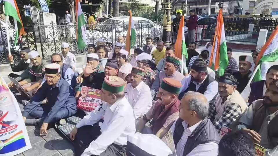 कांग्रेस जिलाध्यक्ष सुरजीत भरमौरी और कार्यकर्त्ताओं ने दिल्ली में राहुल और प्रियंका के साथ हुए बदसूलुकी और वोट चोरी पर चंबा में विरोध प्रदर्शन -Live