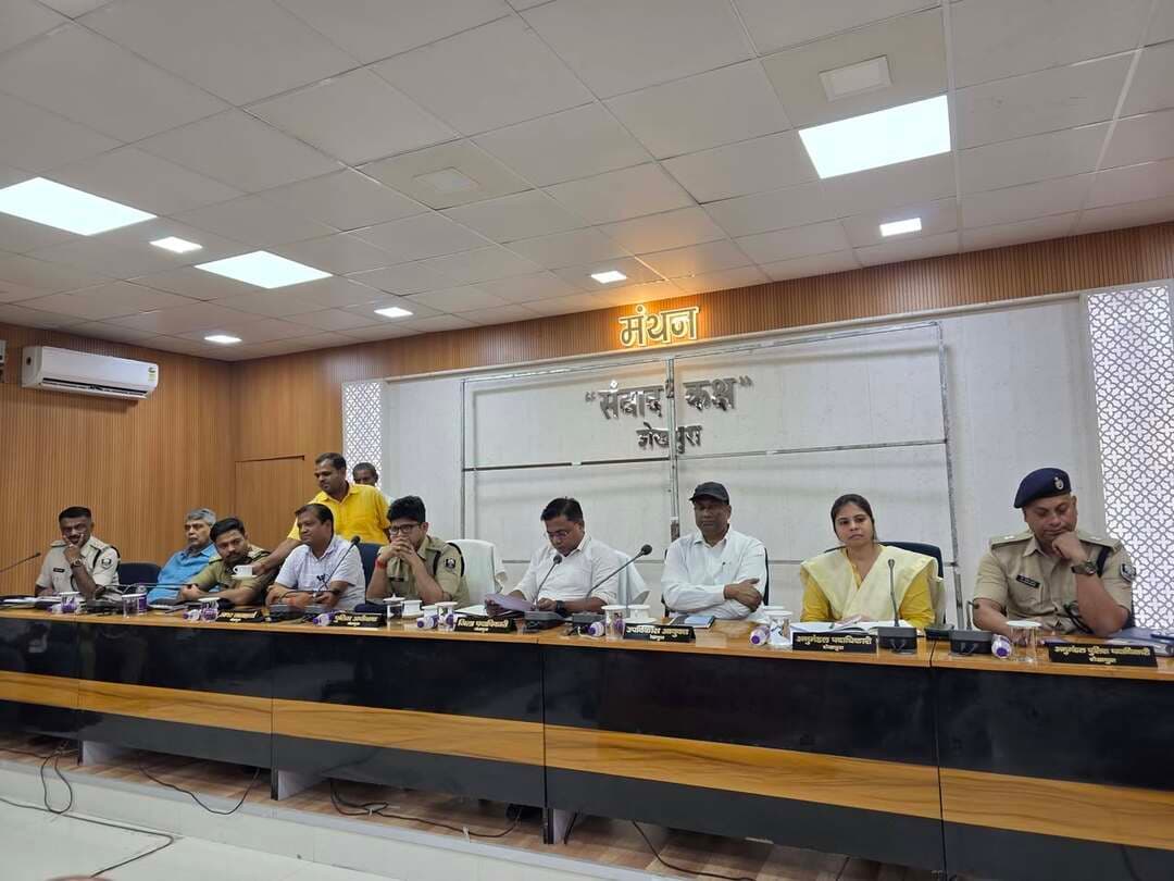 आज दिनांक-08.10.26 को शेखपुरा जिला के मंथन सभागार में जिला पदाधिकारी महोदय एवं पुलिस अधीक्षक महोदय की अध्यक्षता में आगामी दुर्गा पूजा को लेकर शांति समिति की बैठक आयोजित की गई। बैठक में सभी पुलिस पदाधिकारी, दंडाधिकारी, सभी थानाध्यक्ष एवं जिले के गणमान्य व्यक्तियों की उपस्थिति रही।
बैठक में दुर्गा पूजा के दौरान शांति एवं सौहार्दपूर्ण वातावरण बनाए रखने, विधि-व्यवस्था एवं सुरक्षा व्यवस्था को सुदृढ़ रखने तथा आपसी समन्वय के साथ पर्व को शांतिपूर्ण एवं सुरक्षित तरीके से संपन्न कराने को लेकर आवश्यक दिशा-निर्देश दिए गए।
Information & Public Relations Department, Government of Bihar
#CMSamrat