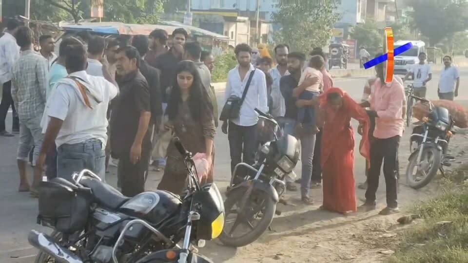 कासगंज-योगी सरकार में सांड आतंक मथुरा-बरेली हाईवे पर सांड के आतंक से सहमा परिवार, बाइक में जोरदार टक्कर से दो मासूम बच्चे गंभीर रूप से घायल।