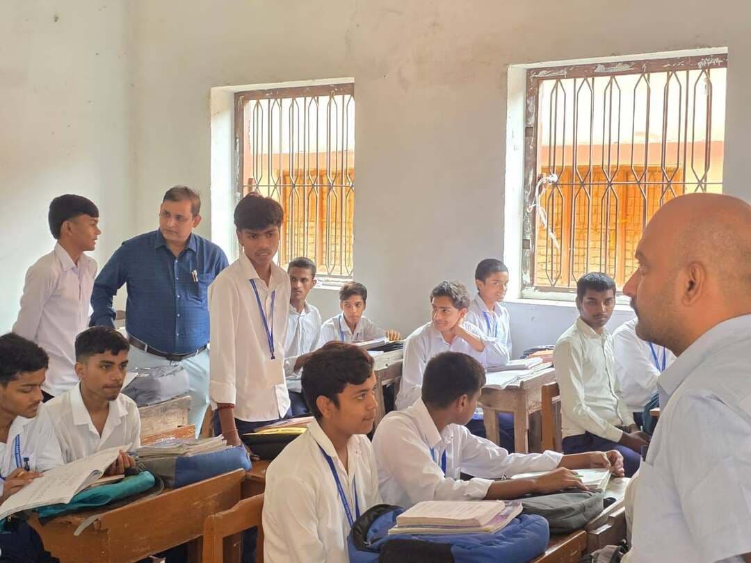 आज दिनांक-08.10.2026 को पूर्वाहन 10:30 बजे जिला शिक्षा पदाधिकारी एवं जिला कार्यक्रम पदाधिकारी, स्थापना के द्वारा संयुक्त रूप से सरस्वती विद्या निकेतन +2 जिला स्कूल मोतिहारी का एवं अपराह्न 12:30 बजे मंगल सेमनरी +2 उच्च विद्यालय का निरीक्षण किया गया, निरीक्षण के क्रम में दोनों ही विद्यालयों में छात्रों की उपस्थिति नामांकन के अनुरूप काफी कम पाई गइ साथ ही वर्ग 09 के छात्रों के पास समय सारणी के अनुरूप कुछ ही छात्रों के पास पुस्तक पाया गया, जिसकें लिए विद्यालय के प्रधानाध्यापकों एवं अन्य 02 शिक्षकों के विरूद्ध स्पष्टीकरण पृच्छा की गई है एवं तत्काल प्रभाव से 03 शिक्षकों का वेतन अगले आदेश तक स्थगित कर दिया गया है। साथ ही अंतिम रूप से चेतावनी भी दी गई है कि अगले निरीक्षण के क्रम में यदि विद्यालय में छात्रों की उपस्थिति अच्छी होनी चाहिए एवं शिक्षकों द्वारा बच्चों को पठन-पाठन का कार्य सुदृढ होनी चाहिए एवं प्रत्येक मंगलवार को साप्ताहिक परीक्षा भी नियमित रूप से होनी चाहिए।
Information & Public Relations Department, Government of Bihar Bihar Education Department