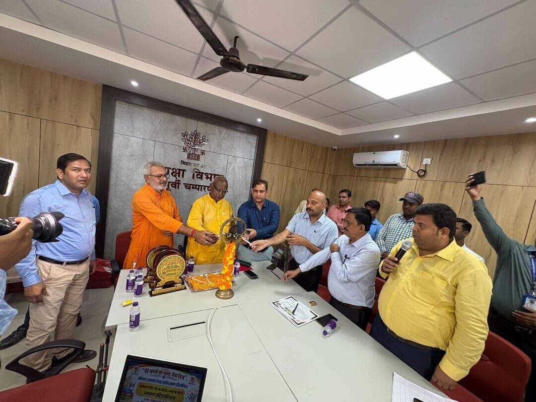 सेवा संकल्प अभियान के अंतर्गत “मेरे सपनों का भारतः सेवा चित्र” अभियान के तहत जिला स्तरीय भाषण प्रतियोगिता का आयोजन शिक्षा भवन, बेलीसराय में किया गया।
कार्यक्रम का उद्घाटन माननीय विधायक मोतिहारी श्री प्रमोद कुमार, डिप्टी मेयर डॉ लालबाबू प्रसाद, जिला बीस सूत्री कार्यक्रम के उपाध्यक्ष श्री प्रकाश अस्थाना एवं जिला शिक्षा पदाधिकारी ने दीप प्रज्ज्वलित कर किया।
है
इस प्रतियोगिता में जिले के विभिन्न विद्यालयों के छात्र-छात्राओं एवं शिक्षकों ने सहभागिता की। बच्चों ने अपने विचारों और वक्तव्य के माध्यम से विकसित एवं समृद्ध भारत के सपनों को प्रस्तुत किया।
भाषण प्रतियोगिता में एम जे के गर्ल्स इंटर कॉलेज के विज्ञान संकाय की बारहवीं कक्षा की छात्रा श्वेता कुमारी ने प्रथम स्थान प्राप्त किया उनका चयन राज्य स्तरीय भाषण प्रतियोगिता केलिए किया गया है।
प्रतियोगिता में प्रथम, द्वितीय एवं तृतीय स्थान प्राप्त करने वाले प्रतिभागियों को सम्मानित किया गया तथा सभी प्रतिभागी बच्चों को आगे बढ़ने के लिए प्रेरणादायक उद्बोधन दिया गया। कार्यक्रम का संचालन श्री उमाशंकर पाण्डेय ने किया।
इस अवसर पर डॉ. लाल बाबू गुप्ता (डिप्टी मेयर), पूर्व मेयर श्री प्रकाश अस्थाना, श्री सुधांशु रंजन जिला शिक्षा पदाधिकारी श्री राजन कुमार गिरी, डीपीओ माध्यमिक शिक्षा श्री उमेश कुमार, डीपीओ स्थापना श्री ब्रजेश कुमार, श्री शकील अहमद, श्री सुशील कुमार, विनय कुमार सिंह सहित विभिन्न विद्यालयों के शिक्षकगण एवं बड़ी संख्या में छात्र-छात्राएं उपस्थित रहे।
बच्चों की प्रतिभा, उत्साह और राष्ट्र निर्माण के प्रति उनकी सोच देखकर मन प्रसन्न हुआ। ऐसे आयोजन बच्चों को अपनी प्रतिभा निखारने और विकसित भारत के निर्माण में योगदान देने के लिए प्रेरित करते हैं।
Information & Public Relations Department, Government of Bihar