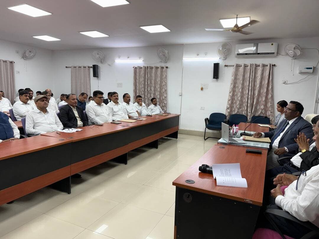 मीडिएशन फॉर द नेशन 3.0 एवं लोक अदालतों की सफलता को लेकर न्यायिक पदाधिकारियों की महत्वपूर्ण बैठक
मोतिहारी, पूर्वी चंपारण।
मीडिएशन फॉर द नेशन 3.0 अभियान को सफल बनाने तथा विशेष एन.आई. एक्ट लोक अदालत एवं राष्ट्रीय लोक अदालत में अधिकाधिक मामलों के निष्पादन को लेकर प्रधान जिला एवं सत्र न्यायाधीश, पूर्वी चंपारण, मोतिहारी श्री अभिषेक कुमार दास की अध्यक्षता में उनके बैठक कक्ष में जिले के सभी न्यायिक पदाधिकारियों एवं जिला प्रशासन के संबंधित नोडल पदाधिकारियों के साथ महत्वपूर्ण बैठक आयोजित की गई।
बैठक में प्रधान जिला एवं सत्र न्यायाधीश श्री अभिषेक कुमार दास ने मीडिएशन फॉर द नेशन 3.0 अभियान के उद्देश्यों पर विस्तार से चर्चा करते हुए मध्यस्थता के माध्यम से विवादों के त्वरित, सरल एवं सौहार्दपूर्ण समाधान पर जोर दिया। उन्होंने ऐसे मामलों को चिन्हित करने की आवश्यकता बताई, जिनका समाधान पक्षकारों की आपसी सहमति एवं मध्यस्थता के माध्यम से किया जा सकता है।
बैठक में विशेष एन.आई. एक्ट लोक अदालत एवं राष्ट्रीय लोक अदालत की सफलता को लेकर भी विस्तृत विचार-विमर्श किया गया। न्यायालयों में लंबित एवं प्री-लिटिगेशन मामलों के अधिकाधिक निष्पादन तथा पक्षकारों को लोक अदालत के लाभों से अवगत कराने के लिए प्रभावी कार्ययोजना एवं बेहतर समन्वय पर बल दिया गया।
इस अवसर पर जिला विधिक सेवा प्राधिकार, पूर्वी चंपारण, मोतिहारी के सचिव श्री नितिन त्रिपाठी ने लोक अदालत की उपयोगिता पर प्रकाश डालते हुए कहा कि लोक अदालत लंबित मामलों के त्वरित एवं सौहार्दपूर्ण समाधान का महत्वपूर्ण माध्यम है। उन्होंने सभी संबंधित न्यायिक पदाधिकारियों एवं हितधारकों से समन्वित प्रयास करते हुए लोक अदालत में अधिक से अधिक मामलों का निष्पादन सुनिश्चित करने पर विशेष जोर दिया।
Information & Public Relations Department, Government of Bihar