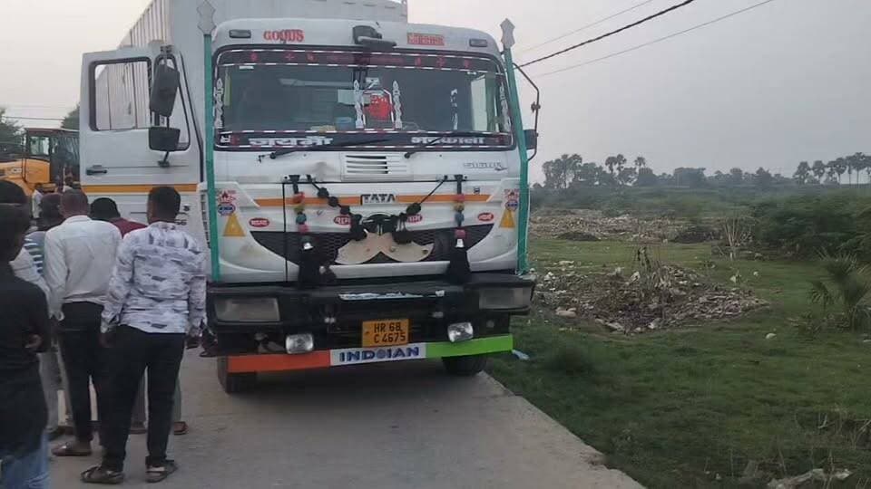 #रफीगंज धावा नदी पर बड़ा हादसा टला, बाल बाल नदी में पलटने से बचा ट्रक।