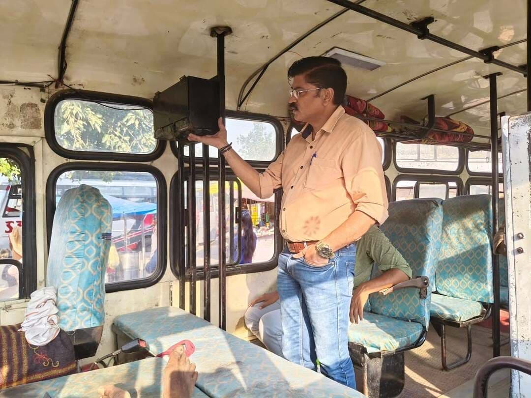 वाहन चेकिंग अभियान में 26 वाहनों पर चालानी कार्रवाई, ₹2.26 लाख से अधिक राजस्व वसूल
..
सागर रोड, गुलाबगंज एवं गंजबासौदा में परिवहन विभाग की कार्रवाई — 08 वाहन जप्त, स्कूल एवं यात्री बसों में सुरक्षा मानकों की हुई जांच
..
कलेक्टर श्री अंशुल गुप्ता के निर्देशों के पालन में जिला परिवहन विभाग द्वारा जिले में यातायात नियमों के पालन एवं वाहनों की सुरक्षा सुनिश्चित करने के उद्देश्य से निरंतर वाहन चेकिंग अभियान चलाया जा रहा है। इसी क्रम में जिला परिवहन अधिकारी श्री गिरिजेश वर्मा के नेतृत्व में 08 अक्टूबर को सागर रोड, गुलाबगंज एवं गंजबासौदा क्षेत्र में वाहनों की सघन जांच की गई। चेकिंग कार्यवाही के दौरान विभिन्न वाहनों के दस्तावेज, परमिट, फिटनेस, कर, बीमा सहित अन्य आवश्यक वैधानिक प्रावधानों की जांच की गई। जांच के दौरान 26 वाहन नियम विरुद्ध संचालित पाए गए, जिनके विरुद्ध नियमानुसार चालानी कार्रवाई की गई।
कार्रवाई के दौरान 18 वाहनों से शमन शुल्क के रूप में 2,06,500 रुपए तथा मोटरयान कर के रूप में 19,968 रुपय इस प्रकार कुल 2,26,468 रुपए का राजस्व वसूल किया गया। वहीं, प्रकरणों के निराकरण की प्रत्याशा में 08 वाहनों को जप्त किया गया है। जप्त वाहनों में से 06 वाहन पुलिस थाना गंजबासौदा, 01 वाहन परिवहन कार्यालय विदिशा परिसर तथा 01 वाहन गुलाबगंज में सुरक्षार्थ रखा गया है। जप्त वाहनों से लगभग ₹2 लाख अतिरिक्त राजस्व प्राप्त होने की संभावना है।
स्कूल एवं यात्री बसों की सुरक्षा व्यवस्था पर विशेष जोर -
आज की चेकिंग कार्यवाही के दौरान विशेष रूप से स्कूल बसों एवं यात्री बसों में सुरक्षा मानकों की जांच की गई। परिवहन विभाग द्वारा बसों में निर्धारित सुरक्षा प्रावधानों, आवश्यक दस्तावेजों तथा यात्रियों की सुरक्षित आवाजाही से संबंधित व्यवस्थाओं का परीक्षण किया गया। जिला परिवहन अधिकारी श्री गिरिजेश वर्मा ने बताया कि जिले में यातायात नियमों के पालन और सड़क सुरक्षा को सुनिश्चित करने के लिए वाहन चेकिंग की कार्रवाई निरंतर जारी रहेगी। विशेष रूप से स्कूली बच्चों एवं यात्रियों की सुरक्षा से जुड़े वाहनों में निर्धारित मानकों का पालन सुनिश्चित कराने पर प्राथमिकता दी जा रही है। Jansampark Madhya Pradesh