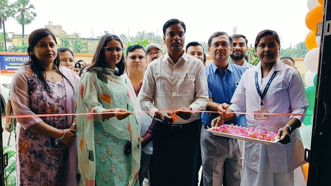 *सदर अस्पताल गंगवाड़ा में द्वितीय चरण की स्वास्थ्य सेवाओं का शुभारंभ*
*आईपीडी, इमरजेंसी, आईसीयू एवं 24 घंटे प्रसव सेवा सहित छह विभागों की सेवाएं शुरू*
*अगले सप्ताह से ऑपरेशन की सुविधा भी होगी उपलब्ध : जिलाधिकारी*
दरभंगा, 08 अक्टूबर 2026:-
सदर अस्पताल, गंगवाड़ा में द्वितीय चरण के अंतर्गत आईपीडी, इमरजेंसी सेवा, आईसीयू तथा 24 घंटे प्रसव सेवा सहित विभिन्न स्वास्थ्य सुविधाओं का आज शुभारंभ किया गया।
जिलाधिकारी दरभंगा श्री कौशल कुमार,सहायक समाहर्ता श्रीमती कल्पना रावत एवं सिविल सर्जन डॉ.अरुण कुमार ने फीता काटकर द्वितीय चरण की सेवाओं का विधिवत शुभारंभ किया।
इस अवसर पर जिलाधिकारी श्री कौशल कुमार ने सदर अस्पताल गंगवाड़ा के विभिन्न वार्डों एवं चिकित्सा कक्षों का भ्रमण कर उपलब्ध स्वास्थ्य सुविधाओं का जायजा लिया।
उन्होंने अस्पताल में स्थापित अत्याधुनिक चिकित्सा उपकरणों एवं मशीनों के संबंध में उपस्थित चिकित्सकों से विस्तृत जानकारी प्राप्त की तथा सभी उपकरणों को मरीजों के उपचार में प्रभावी रूप से उपयोग करने का निर्देश दिया।
प्रभारी उपाधीक्षक सदर अस्पताल गंगवाड़ा-सह-स्त्री रोग विशेषज्ञ डॉ. सुप्रिया नारायण ने जिलाधिकारी को बताया कि अस्पताल में उपलब्ध सभी प्रमुख चिकित्सा मशीनें एवं उपकरण क्रियाशील हैं तथा मरीजों के उपचार के दौरान इनका उपयोग किया जाएगा।
इस अवसर पर संवाददाताओं को संबोधित करते हुए जिलाधिकारी श्री कौशल कुमार ने कहा कि 29 सितंबर को सदर अस्पताल गंगवाड़ा में ओपीडी सेवा का शुभारंभ किया गया था। इसके बाद प्रतिदिन लगभग 150 से 200 मरीज अस्पताल पहुंचकर स्वास्थ्य सेवाओं का लाभ उठा रहे हैं।
उन्होंने कहा कि आज द्वितीय चरण में छह महत्वपूर्ण विभागों एवं सेवाओं का शुभारंभ किया गया है, जिससे क्षेत्र के लोगों को बेहतर एवं सुलभ चिकित्सा सुविधा उपलब्ध होगी।
जिलाधिकारी ने कहा कि सदर अस्पताल गंगवाड़ा में मरीजों को अधिक से अधिक स्वास्थ्य सुविधाएं उपलब्ध कराने के लिए जिला प्रशासन एवं स्वास्थ्य विभाग द्वारा लगातार कार्य किया जा रहा है। अगले सप्ताह तक अस्पताल में ऑपरेशन की सुविधा का संचालन हेतु सिविल सर्जन को निर्देशित किया।
उन्होंने कहा कि अस्पताल में सभी आवश्यक चिकित्सा सुविधाएं उपलब्ध हो जाने से आसपास के लोगों को अपने क्षेत्र में ही बेहतर स्वास्थ्य सेवा प्राप्त होगी तथा डीएमसीएच पर मरीजों का दबाव भी कम करने में सहायता मिलेगी।
उन्होंने कहा कि सदर अस्पताल गंगवाड़ा का स्थान हाईवे के समीप होने के कारण मरीजों के लिए यहां पहुंचना भी काफी सुगम है। आपातकालीन स्थिति में आसपास के क्षेत्रों के लोगों को त्वरित चिकित्सा सुविधा उपलब्ध कराने में यह अस्पताल महत्वपूर्ण होगा।
जिलाधिकारी ने जिलेवासियों से अपील करते हुए कहा कि सदर अस्पताल गंगवाड़ा में उपलब्ध स्वास्थ्य सुविधाओं का लाभ उठाएं तथा आवश्यकता पड़ने पर यहां आकर अपना उपचार कराएं।
उन्होंने कहा कि जिला प्रशासन का उद्देश्य जिले के लोगों को उनके निकट बेहतर, सुलभ एवं गुणवत्तापूर्ण स्वास्थ्य सुविधा उपलब्ध कराना है।
इस अवसर पर प्रभारी उपाधीक्षक सदर अस्पताल गंगवाड़ा-सह-स्त्री रोग विशेषज्ञ डॉ. सुप्रिया नारायण ने बताया कि आज अस्पताल में छह विभागों एवं महत्वपूर्ण सेवाओं का संचालन प्रारंभ किया गया है। इनमें सर्जरी, ऑर्थोपेडिक्स, डेंटल, दवा सेवा सहित अन्य आवश्यक चिकित्सा सेवाएं शामिल हैं।
उन्होंने बताया कि आज से विभिन्न प्रकार की इमरजेंसी सेवाएं भी प्रारंभ कर दी गई हैं। साथ ही अस्पताल में प्रसव कक्ष की सुविधा उपलब्ध कराई जा रही है, जिससे गर्भवती महिलाओं को 24 घंटे प्रसव संबंधी चिकित्सा सुविधा उपलब्ध हो सकेगी।
उन्होंने बताया कि अस्पताल में उपलब्ध चिकित्सा उपकरणों एवं संसाधनों को मरीजों के उपचार में उपयोग किया जा रहा है तथा चिकित्सकों एवं स्वास्थ्यकर्मियों की टीम द्वारा मरीजों को बेहतर स्वास्थ्य सुविधा प्रदान करने के लिए कार्य किया जा रहा है।
सदर अस्पताल गंगवाड़ा में द्वितीय चरण की सेवाओं के शुभारंभ से क्षेत्र के लोगों को अब ओपीडी के साथ-साथ भर्ती, आपातकालीन उपचार, प्रसव, सर्जरी, ऑर्थोपेडिक्स, डेंटल एवं अन्य आवश्यक चिकित्सा सेवाएं एक ही स्थान पर उपलब्ध हो सकेंगी। इससे आसपास के क्षेत्रों के मरीजों को बेहतर स्वास्थ्य सुविधा मिलने के साथ-साथ गंभीर एवं आपातकालीन मामलों में त्वरित उपचार सुनिश्चित करने में भी मदद मिलेगी।
इस अवसर पर सिविल सर्जन डॉ.अरुण कुमार, प्रभारी उपाधीक्षक सदर अस्पताल गंगवाड़ा-सह-स्त्री रोग विशेषज्ञ डॉ. सुप्रिया नारायण, डीपीएम स्वास्थ्य श्री प्रभात कुमार राजू, जिला जन संपर्क पदाधिकारी श्री आशीष अमन, डीसीएम श्री रवि कुमार सहित स्वास्थ्य विभाग के अन्य संबंधित पदाधिकारी, चिकित्सक एवं स्वास्थ्यकर्मी उपस्थित थे।
