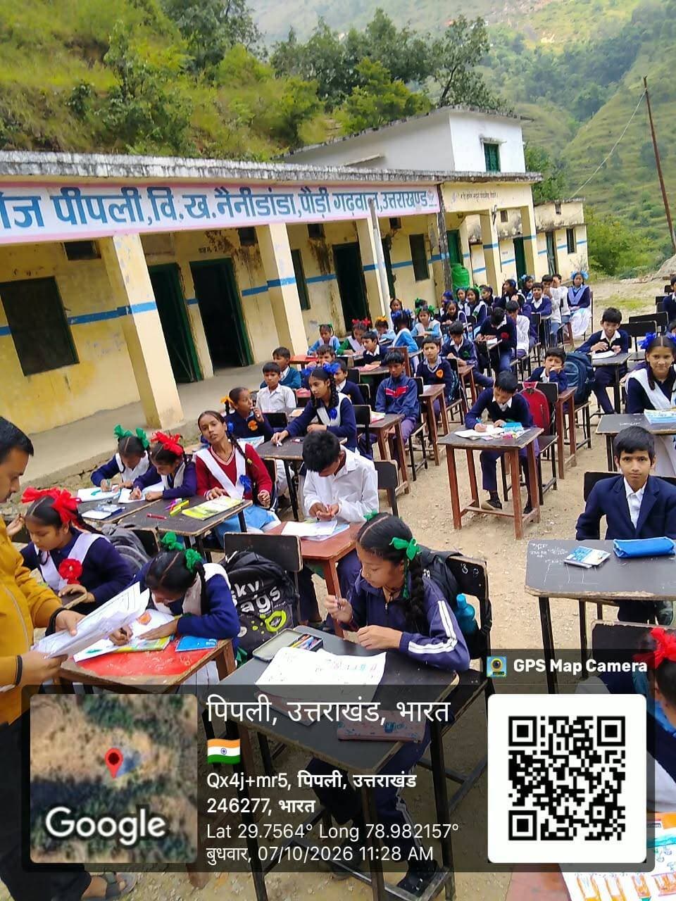 दिनांक 7.10.2026 को जिला विधिक प्राधिकरण पौड़ी के निर्देश अनुसार विकासखण्ड नैनीडांडा के अन्तर्गत पी.एल.वी. संतोषी ध्यानी ने राजकीय इंटर कॉलेज पीपली में विधिक जागरूकता शिविर आयोजित किया। जिसमें विद्यालय के छात्र छात्राओं को बाल अधिकारों व लोक अदालत की जानकारी एवं बाल उन्मूलन अधिकार सहित बहुत सारी महत्वपूर्ण जानकारी दी। प्रधानाचार्य अतर सिंह रावत ने छात्र छात्राओं को विधिक जानकारी, बाल अधिकार कानून व पोक्सो सहित अनेक विधिक जानकारी देने हेतु पी.एल.वी. संतोषी ध्यानी के प्रयासों की सराहना की।
शिविर में इंटर कॉलेज के प्रधानाचार्य अतर सिंह रावत, शिक्षक अर्जुन सिंह पटवाल, भुवेंद्र सिंह,विनोद सिंह, नेहा गुप्ता,राजेश सिंह रावत,मुकेश चन्द्र, जितेंद्र सिंह,महेश चन्द्र, हीरा लाल, गौरव बिष्ट, उमरान खान सहित अनेक ग्रामीण उपस्थित थे।