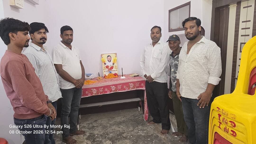 पुण्यतिथि पर कार्यकर्ताओं ने अर्पित किए श्रद्धासुमन
रजौली। बजरंगबली चौक स्थित लोक जनशक्ति पार्टी (रामविलास) के प्रखंड कार्यालय में गुरुवार को पार्टी के संस्थापक एवं पूर्व केंद्रीय मंत्री स्व. रामविलास पासवान की छठी पुण्यतिथि श्रद्धापूर्वक मनाई गई। कार्यक्रम की अध्यक्षता प्रखंड अध्यक्ष गौरव कुमार सिंह ने की।
कार्यक्रम की शुरुआत स्व. रामविलास पासवान के चित्र पर पुष्प अर्पित कर श्रद्धांजलि देने के साथ हुई। इस दौरान पार्टी कार्यकर्ताओं ने उनके व्यक्तित्व एवं सामाजिक योगदान को याद करते हुए उनके बताए मार्ग पर चलने का संकल्प लिया।
प्रखंड अध्यक्ष गौरव कुमार सिंह ने कहा कि स्व. रामविलास पासवान ने अपने सार्वजनिक जीवन में गरीब, शोषित और वंचित वर्गों की समस्याओं को प्रमुखता से उठाया। उन्होंने सामाजिक न्याय और कमजोर वर्गों के अधिकारों के लिए लंबे समय तक कार्य किया। उनका जीवन और विचार कार्यकर्ताओं के लिए प्रेरणा का स्रोत हैं।
उन्होंने कहा कि स्व. पासवान के विचारों को जन-जन तक पहुंचाना और समाज के अंतिम पायदान पर खड़े लोगों की आवाज को मजबूती देना ही उनके प्रति सच्ची श्रद्धांजलि होगी।
मौके पर मोंटी उर्फ ललन, विक्रम कुमार, संतोष कुमार, अनुज कुमार, गोरेलाल चौधरी समेत दर्जनों पार्टी कार्यकर्ता मौजूद रहे।