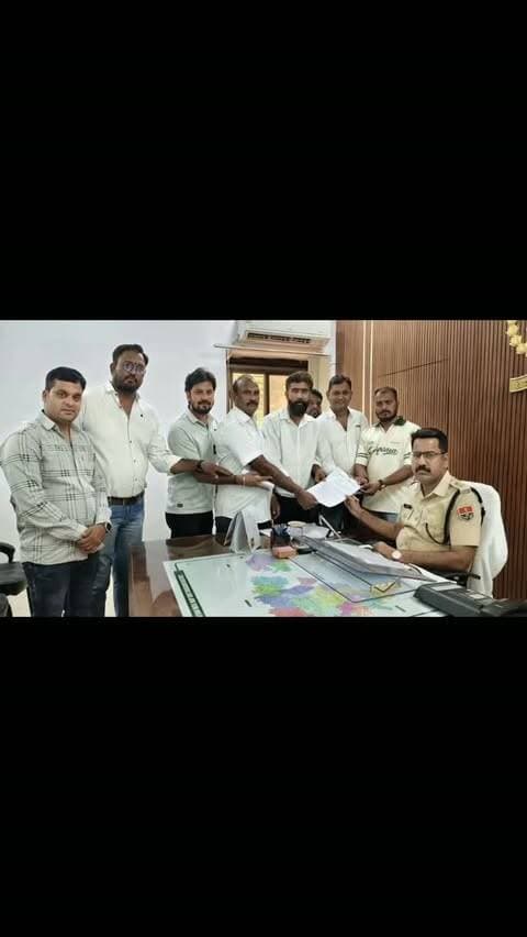 📰 चित्तौड़गढ़ की खास-खास खबरें एक नजर में
🥋 कराटे में चित्तौड़गढ़ का परचम — द डिफेंस कराटे एकेडमी ने 70वीं राज्य स्तरीय प्रतियोगिता में 1 गोल्ड और 2 ब्रॉन्ज मेडल जीते। अमरप्रीत कौर अरोड़ा का राष्ट्रीय प्रतियोगिता के लिए चयन।
🚨 सोशल मीडिया वीडियो पर विरोध — सर्व हिंदू समाज ने कथित आपत्तिजनक नारेबाजी को लेकर एसपी को ज्ञापन सौंपकर कार्रवाई की मांग की।
🗳️ परिसीमन से नाराज ग्रामीण — भिल्या खेड़ा, होमपुरा और एकलिंगपुरा के ग्रामीणों ने समस्या का समाधान नहीं होने पर पंचायत चुनाव बहिष्कार का निर्णय बताया।
🇮🇳 11 अक्टूबर को लाल चौक पर तिरंगा — जयपाल ओड़ श्रीनगर के लाल चौक पर तिरंगा फहराएंगे। जनसंख्या नियंत्रण, पर्यावरण और जीव-जंतुओं की सुरक्षा को लेकर अभियान जारी।
🛍️ रेडीमेड-होजरी संघ के चुनाव — अध्यक्ष और महासचिव पद के लिए 11 अक्टूबर रविवार को चुनाव होंगे।
🐄 लायंस क्लब की गौसेवा — नंदिनी गौशाला में गायों को गुड़ और चारा खिलाया, एक ट्रैक्ट�