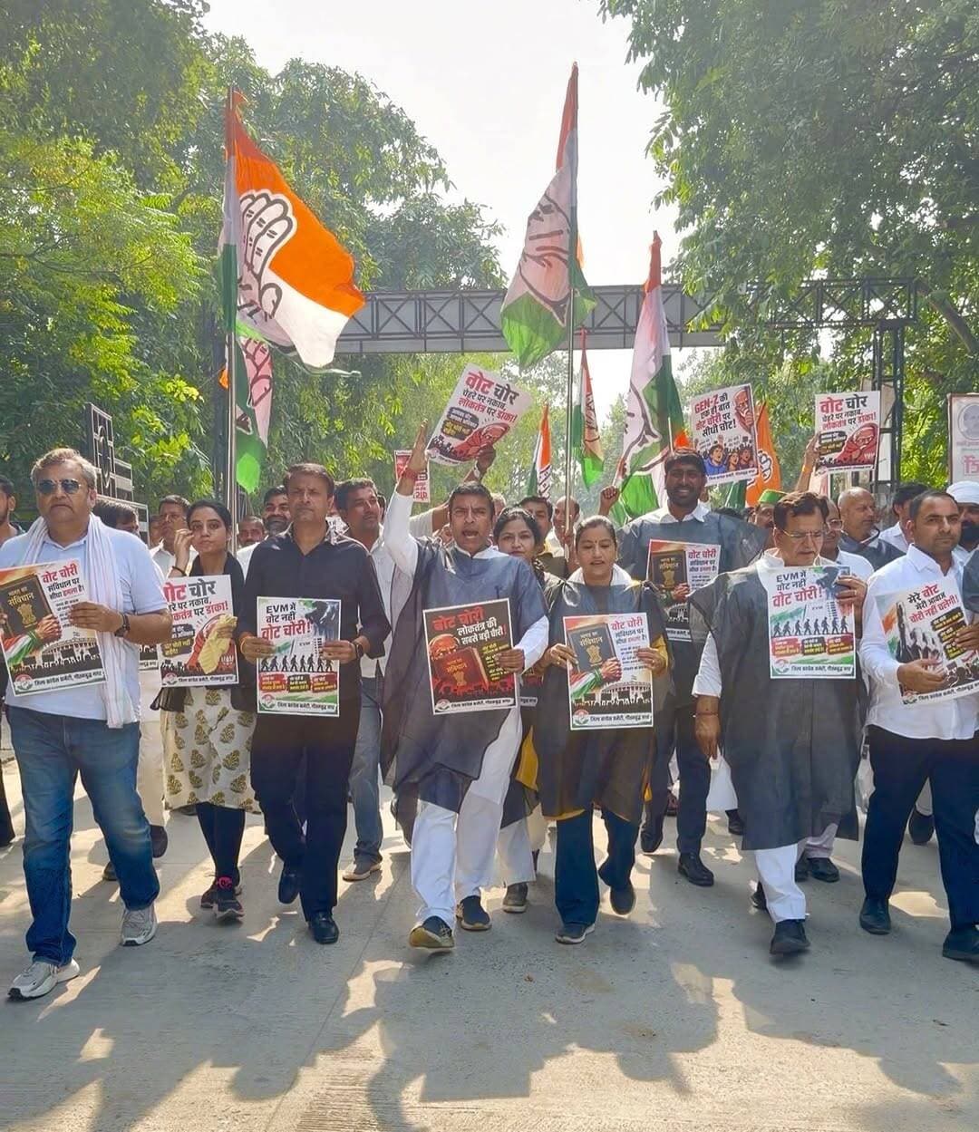 लोकतंत्र बचाओ–देश बचाओ अभियान के तहत कांग्रेस का जोरदार प्रदर्शन
ग्रेटर नोएडा के सूरजपुर स्थित कलेक्ट्रेट पर जिला कांग्रेस कमेटी ने काले कपड़े पहनकर ‘काला दिवस’ मनाया। जिला कांग्रेस अध्यक्ष दीपक भाटी चोटीवाला के नेतृत्व में कार्यकर्ताओं ने प्रदर्शन कर निर्वाचन आयोग से जवाबदेही की मांग की।
कांग्रेस कार्यकर्ताओं ने राहुल गांधी, प्रियंका गांधी समेत विपक्षी नेताओं को हिरासत में लिए जाने का विरोध किया। प्रदर्शन के दौरान ‘वोट चोरी बंद करो’, ‘वोट बचाओ–लोकतंत्र बचाओ’ और ‘निर्वाचन आयोग जवाब दो’ जैसे नारे लगाए गए।
दीपक भाटी चोटीवाला ने कहा कि लोकतंत्र में सवाल पूछना अपराध नहीं, बल्कि संवैधानिक अधिकार है। निर्वाचन प्रक्रिया और मतदाता सूचियों से जुड़े सवालों का पारदर्शी एवं तथ्यात्मक जवाब मिलना चाहिए।
कांग्रेस ने कहा कि यह लड़ाई किसी व्यक्ति की नहीं, बल्कि संविधान, मताधिकार और लोकतांत्रिक संस्थाओं की विश्वसनीयता की है।