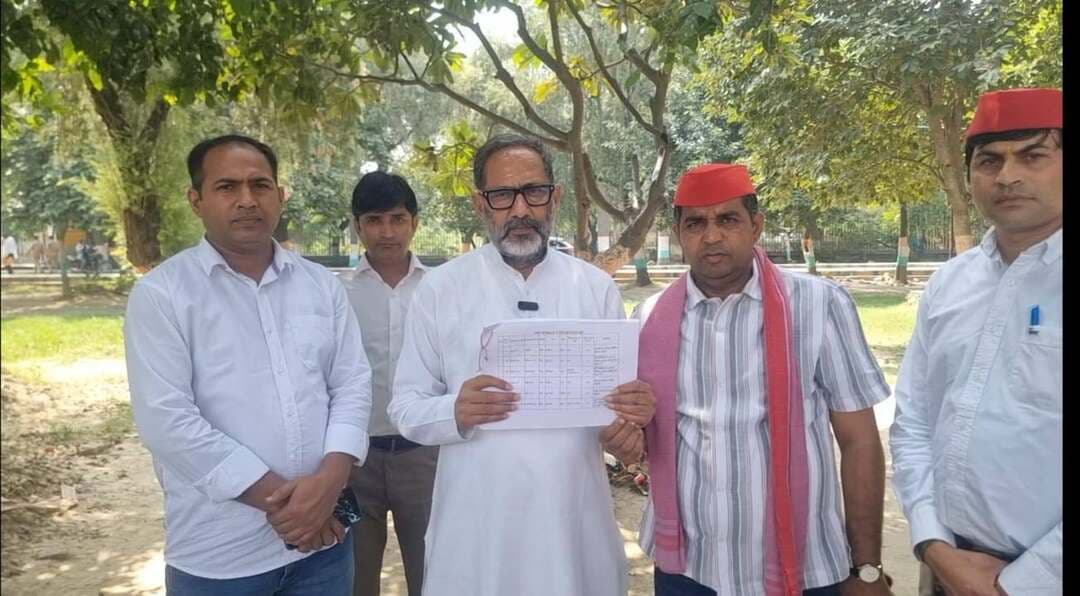 ग्रेटर नोएडा में एमएलसी चुनाव से पहले वोटों को लेकर सियासत गरमा गई है।
सपा प्रवक्ता राजकुमार भाटी का आरोप है कि पिछली बार गौतमबुद्ध नगर जिले में करीब 4,200 वोट थे, जबकि इस बार यह संख्या बढ़कर करीब 13 हजार हो गई है।
भाटी ने सवाल उठाते हुए कहा कि आखिर इतने ज्यादा वोट कहां से जुड़ गए? उन्होंने बीजेपी पर वोटों में गड़बड़ी का आरोप लगाते हुए जिलाधिकारी से शिकायत कर जांच और कथित फर्जी वोट हटाने की मांग की थी।
उनका कहना है कि शिकायत के बावजूद अब तक कोई कार्रवाई नहीं हुई। इसी मामले को लेकर आज एक बार फिर वह अधिकारियों से मुलाकात करने पहुंचे, लेकिन मौके पर डीएम और एडीएम मौजूद नहीं थे।
अधिकारी नहीं मिलने के चलते उन्हें वापस लौटना पड़ा।
अब देखना होगा कि एमएलसी चुनाव से पहले वोटर लिस्ट को लेकर उठे इन सवालों पर प्रशासन क्या कार्रवाई करता है।#GreaterNoida #MLCElection #RajkumarBhati #SamajwadiParty #FakeVoterList
