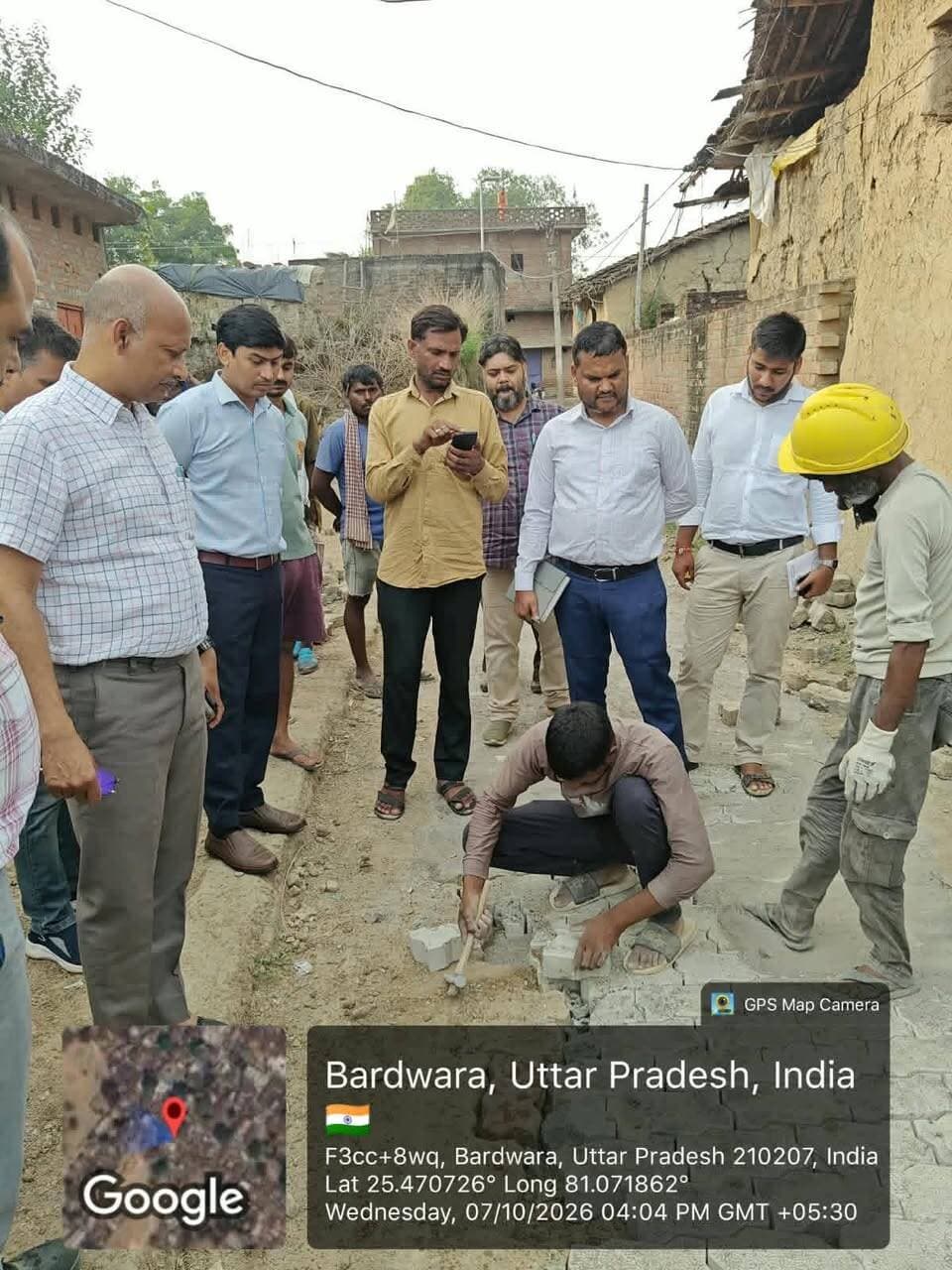 #चित्रकूट
जल जीवन मिशन के अंतर्गत निर्माणाधीन चांदी बांगर ग्राम समूह पेयजल योजना के अंतर्गत अपर जिलाधिकारी (नमामि गंगे) एवं अधिशासी अभियंता, उत्तर प्रदेश जल निगम (ग्रामीण), चित्रकूट द्वारा ग्राम पहाड़ी एवं बरद्वारा का स्थलीय निरीक्षण किया गया।
निरीक्षण के दौरान पाया गया कि ग्राम पहाड़ी में फर्म एल एंड टी द्वारा पाइपलाइन की टेस्टिंग एवं कमीशनिंग का कार्य प्रगति पर है तथा दिनांक 01.10.2026 से 10.11.2026 तक संचालित रोड पुनर्स्थापना अभियान के अंतर्गत ग्राम बरद्वारा में रोड रेस्टोरेशन का कार्य प्रगति पर है।
निरीक्षण के दौरान फर्म एल एंड टी के कंस्ट्रक्शन मैनेजर विपिन पाण्डेय को निर्देशित किया गया कि उक्त दोनों ग्रामों में दिनांक 10.10.2026 तक समस्त अवशेष कार्य पूर्ण करते हुए पेयजल आपूर्ति प्रारंभ कराना सुनिश्चित करें। साथ ही योजनांतर्गत समस्त ग्रामों में पाइपलाइन बिछाने के दौरान क्षतिग्रस्त/अवशेष सड़कों का मानक के अनुरूप रोड रेस्टोरेशन कार्य प्रत्येक दशा में दिनांक 10.11.2026 तक पूर्ण कराना सुनिश्चित करें