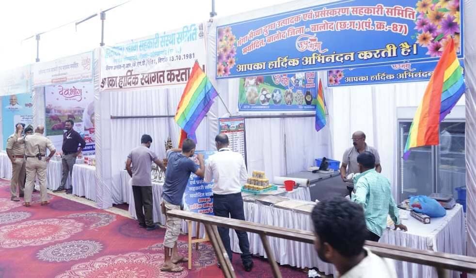 जगदलपुर में राष्ट्रीय सहकारिता समीक्षा सम्मेलन
बस्तर के जगदलपुर में भारत सरकार के सहकारिता मंत्रालय के तत्वावधान में आयोजित दो दिवसीय राष्ट्रीय समीक्षा सम्मेलन में ‘सहकार से समृद्धि’ के तहत देशभर में हुई प्रगति और आगामी कार्ययोजना पर मंथन हुआ।
सम्मेलन में सहकारिता तंत्र को आधुनिक, पारदर्शी और आत्मनिर्भर बनाने के लिए पिछले छह महीनों की उपलब्धियों की समीक्षा की गई।
मुख्य विषयों पर चर्चा हुई—
🔹 एम-पैक्स का गठन एवं विस्तार
🔹 पैक्स का डिजिटलीकरण एवं कंप्यूटरीकरण
🔹 विकेंद्रीकृत अनाज भंडारण
🔹 सहकारिता में बिजनेस डाइवर्सिफिकेशन
🔹 आधुनिक तकनीक आधारित को-ऑपरेटिव बैंकिंग
🔹 नेशनल कोऑपरेटिव डेटाबेस
🔹 नई राष्ट्रीय सहकारी नीति का रोडमैप
सम्मेलन में विभिन्न राज्यों के प्रतिनिधियों ने अपने सहकारी मॉडल, प्रगति और सफल प्रयासों को साझा किया। पूर्वोत्तर, पूर्वी, पश्चिमी और दक्षिणी राज्यों की पहलों पर विशेष सत्र आयोजित किए गए।
सहकार से समृद्धि — जमीनी स्तर पर मजबूत सहकारिता, आत्मनिर्भर ग्रामीण अर्थव्यवस्था की दिशा में कदम।
#SahkarSeSamriddhi