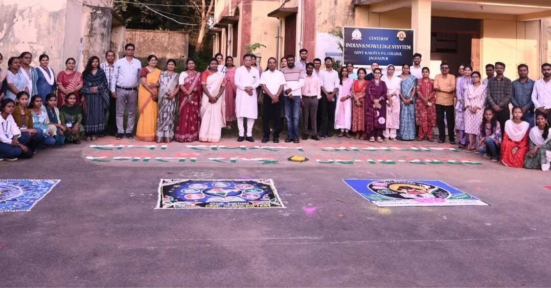 प्रधानमंत्री श्री नरेंद्र मोदी के सार्वजनिक जीवन में सेवा एवं राष्ट्र निर्माण के 25 वर्ष पूर्ण होने के अवसर पर जगदलपुर के क्रीड़ा परिसर में ‘सेवा के रंग राष्ट्र के संग’ थीम पर भव्य रंगोली सजाई गई। जनप्रतिनिधियों एवं नागरिकों ने कलाकारों की रचनात्मकता की सराहना की।
#SevaSankalpAbhiyan