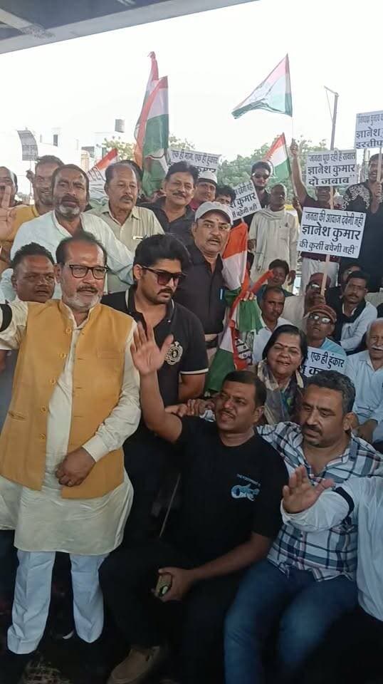 सतना कांग्रेस ने राहुल गांधी और प्रियंका गांधी से हुए दुर्व्यवहार के विरोध में मनाया काला दिवस।#24satnanews #सतना