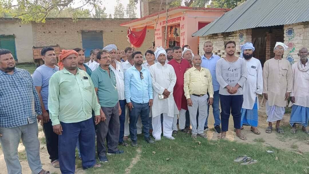 सड़क-नाली के लिए फुर्सतपुर में आर-पार की लड़ाई, अनिश्चितकालीन धरने पर बैठे ग्रामीण
क्रासर: सैकड़ों ग्रामीणों ने जुलूस निकालकर किया प्रदर्शन, प्रशासन और वन विभाग के खिलाफ जमकर की नारेबाजी
बागापार। सदर तहसील क्षेत्र के फुर्सतपुर बाजार में सड़क और जलनिकासी की व्यवस्था की मांग को लेकर ग्रामीणों ने बृहस्पतिवार से अनिश्चितकालीन धरना शुरू कर दिया। धरना शुरू करने से पहले सैकड़ों ग्रामीणों ने बाजार में जुलूस निकालकर जिला प्रशासन और वन विभाग के खिलाफ जमकर नारेबाजी की। ग्रामीणों ने स्पष्ट किया कि जब तक सड़क और जलनिकासी की समस्या का स्थायी समाधान नहीं होता, तब तक आंदोलन जारी रहेगा।
धरने का नेतृत्व कर रहे जिला पंचायत सदस्य सुरेश चंद साहनी ने कहा कि फुर्सतपुर जिले के प्राचीन बाजारों में शामिल है, लेकिन कई दशकों से यह बाजार उपेक्षा का दंश झेल रहा है। बाजार की वन विभाग द्वारा प्रत्येक वर्ष लाखों रुपये में नीलामी की जाती है, इसके बावजूद यहां मूलभूत सुविधाओं का अभाव बना हुआ है। बाजार में न तो पक्की सड़क है और न ही जलनिकासी के लिए नाली की व्यवस्था।
उन्होंने कहा कि बरसात के दिनों में जलनिकासी की समुचित व्यवस्था नहीं होने के कारण पूरा बाजार जलभराव की चपेट में आ जाता है। कीचड़ और पानी के बीच ग्रामीणों, दुकानदारों, राहगीरों और आसपास के गांवों से आने वाले लोगों को आवागमन में भारी परेशानी होती है। कई बार स्थिति ऐसी हो जाती है कि बाजार से निकलना भी मुश्किल हो जाता है। सामाजिक कार्यकर्ता रवींद्र जैन ने कहा कि सड़क निर्माण और जलनिकासी की व्यवस्था के लिए अधिकारियों को कई बार ज्ञापन दिया जा चुका है। इसके बावजूद समस्या जस की तस बनी हुई है। ग्रामीणों ने कहा कि वर्षों से समस्या झेलने के बाद अब वे आंदोलन के लिए मजबूर हुए हैं। धरना दे रहे ग्रामीणों ने प्रशासन से फुर्सतपुर बाजार में पक्की सड़क और नाली निर्माण की तत्काल व्यवस्था कराने की मांग की। साथ ही चेतावनी दी कि मांग पूरी होने तक अनिश्चितकालीन धरना जारी रहेगा। धरने में ग्राम प्रधान धर्मेंद्र मौर्य, सुल्ताना साहनी, अंगद चौहान, अर्जुन गौंड, लौहर गुप्ता, गणेश गौंड, अनूप भारती, अली हुसैन, सोनू अग्रहरी, जितेंद्र चौहान, दीपक वर्मा, राकेश चौहान, चंद्रभान, पुजारी, शैलेंद्र, दुर्गेश, ईश्वर, वीरेंद्र मौर्य, मोहन जायसवाल, गणेश चौहान, मुनीब पासवान सहित बड़ी संख्या में ग्रामीण मौजूद रहे।
Public maharajganj #NewsUpdate #Maharajganj #maharajganjnews #bagapar #bignews #everyone #followers