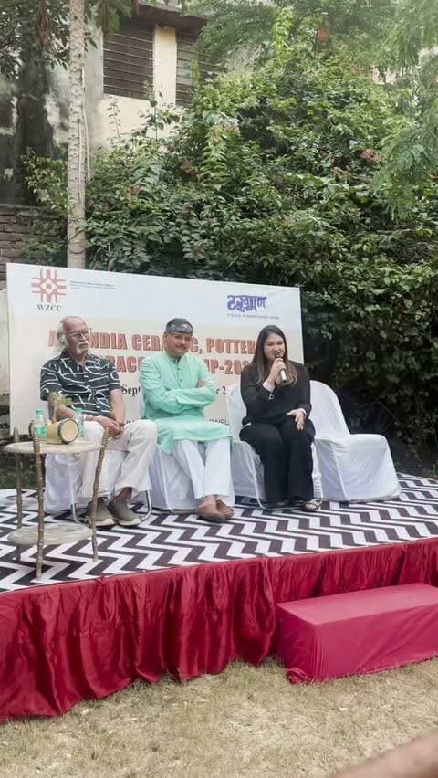 "क्ले और टेराकोटा सिखाते हैं रेजिस्टेंस छोड़ खुद को आकार देना: श्रद्धा मुर्डिया
टखमण-WZCC की 10 दिवसीय कार्यशाला संपन्न
उदयपुर।
पश्चिम क्षेत्र सांस्कृतिक केंद्र (WZCC) और टखमण 28 के संयुक्त तत्वावधान में आयोजित 10 दिवसीय राष्ट्रीय क्ले, पॉटरी एवं टेराकोटा कार्यशाला का विधिवत समापन हुआ। समापन समारोह में पश्चिम क्षेत्र सांस्कृतिक केंद्र के निदेशक अश्विन एम. दलवी और कश्ती फाउंडेशन की संस्थापक श्रद्धा मुर्डिया बतौर अतिथि उपस्थित रहे।
समारोह को संबोधित करते हुए कश्ती फाउंडेशन की श्रद्धा मुर्डिया ने मिट्टी के मूल स्वभाव और कला के गहरे अर्थ को रेखांकित किया। उन्होंने कहा कि क्ले, पॉटरी और टेराकोटा की सबसे बड़ी खूबी यह है कि मिट्टी बेहद विनम्र (हम्बल) माध्यम है। यह हमें सिखाती है कि कैसे अपने भावों और अभिव्यक्तियों से खुद को आकार (शेप) दिया जाए। उन्होंने कहा कि मिट्टी का लचीलापन और सहजता हमें यह जीवन संदेश देती है कि कभी-कभी अनावश्यक विरोध या प्रतिरोध (रेजिस्टेंस) न रखना ही सबसे खूबसूरत बात होती है। हर कला रूप के पीछे एक गहरा दार्शनिक अर्थ छिपा होता है और मिट्टी हमें सहज समर्पण व सृजन का मार्ग दिखाती है।
श्रद्धा मुर्डिया ने आगे कहा कि टखमण 28 उदयपुर की उन दुर्लभ जगहों में से एक है, जो देश-दुनिया के कलाकारों को एक छत के नीचे लाकर दृश्य कलाओं (विजुअल आर्ट्स) को एक साझा मंच प्रदान करता है। इस कार्यशाला की सबसे खास बात यह रही कि इसमें युवा, मध्यम आयु वर्ग और वरिष्ठ कलाकारों ने मिलकर काम किया और अपनी कलात्मक ऊर्जा का आदान-प्रदान किया।
कार्यक्रम में WZCC के निदेशक अश्विन एम. दलवी और तखमण के पदाधिकारियों सहित अनेक वरिष्ठ कलाकारों की मौजूदगी रही। अतिथियों ने 10 दिनों तक चले इस कला महाकुंभ में निर्मित उत्कृष्ट टेराकोटा और पॉटरी कृतियों की सराहना करते हुए सभी प्रतिभागी कलाकारों को बधाई दी। टखमण और WZCC के इस संयुक्त प्रयास को कला जगत के लिए एक महत्वपूर्ण व सराहनीय पहल बताया गया। #Udaipur #terakota #clayart #trendingudaipur