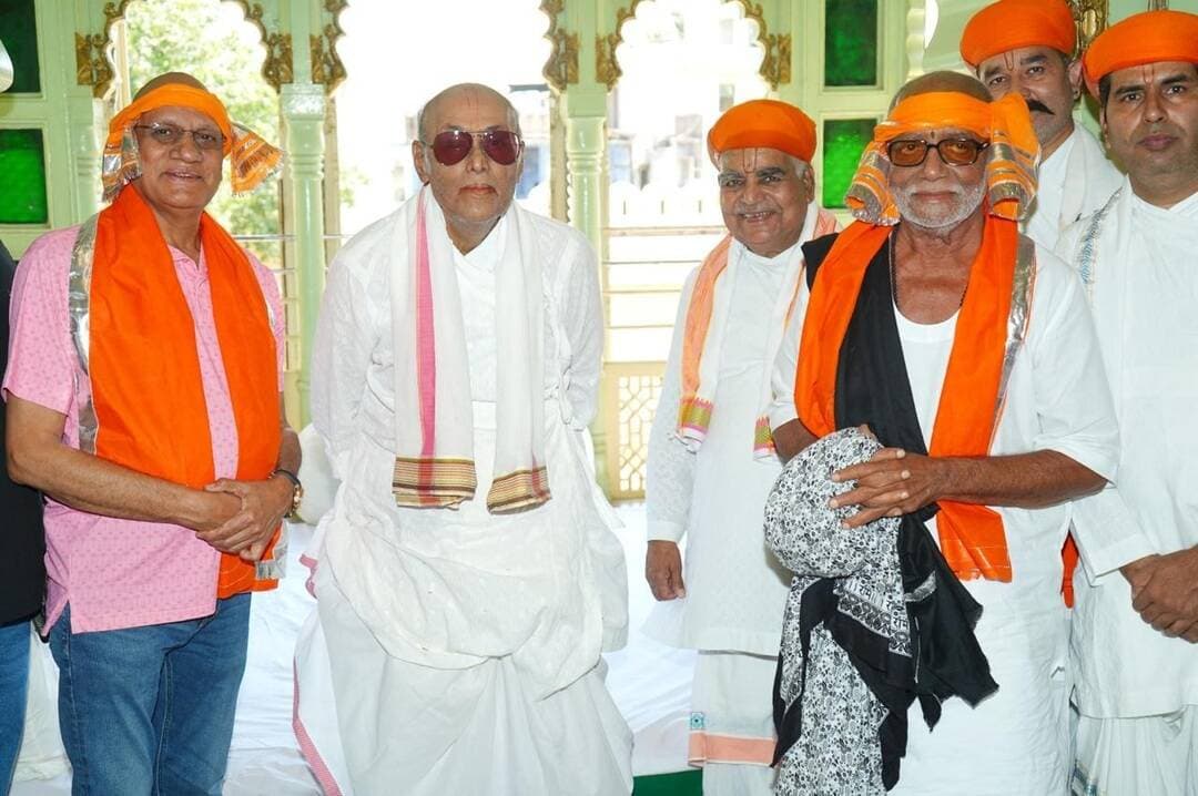 शीतल संत मुरारी बापू ने किए श्रीनाथजी के दर्शन, तिलकायत श्री से लिया आशीर्वाद ।
कथा वाचक राष्ट्रीय संत मुरारी बापू ने आज श्रीजी प्रभु की राजभोग झांकी के दर्शन कर महाराजश्री से आशीर्वाद प्राप्त किया ।
गुरुवार दोपहर दर्शन करने पहुंचे मुरारी बापू के साथ समाजसेवी मिराज समूह के चैयरमेन व मंदिर मंडल सदस्य मदनलाल पालीवाल, प्रमोद पालीवाल ने भी श्रीनाथजी व नवनीत प्रियाजी के दर्शन किए ।
इसके बाद पूज्यपाद गोस्वामी तिलकायत 108 श्री इन्द्रदमन जी महाराज श्री से आशीर्वाद लिया, जहां श्रीकृष्ण भंडार के अधिकारी सुधाकर उपाध्याय ने मंदिर परंपरानुसार उनका उपरना रजाई ओढ़ाकर व श्रीनाथजी का प्रशाद भेंट कर मुरारी बापू व मदन पालीवाल का समाधान किया ।
इस दौरान सीईओ जितेंद्र कुमार पंड्या, तिलकायत सचिव लीलाधर पुरोहित, सहायक अधिकारी अनिल सनाढ्य, कैलाश पालीवाल सहित अन्य सेवादार उपस्थित रहे ।