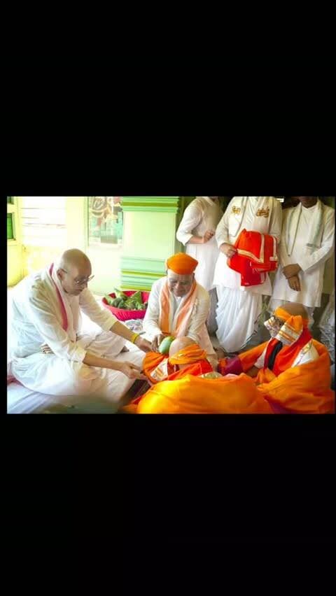 शीतल संत मुरारी बापू ने किए श्रीनाथजी के दर्शन, तिलकायत श्री से लिया आशीर्वाद ।
कथा वाचक राष्ट्रीय संत मुरारी बापू ने आज श्रीजी प्रभु की राजभोग झांकी के दर्शन कर महाराजश्री से आशीर्वाद प्राप्त किया ।
गुरुवार दोपहर दर्शन करने पहुंचे मुरारी बापू के साथ समाजसेवी मिराज समूह के चैयरमेन व मंदिर मंडल सदस्य मदनलाल पालीवाल, प्रमोद पालीवाल ने भी श्रीनाथजी व नवनीत प्रियाजी के दर्शन किए ।
इसके बाद पूज्यपाद गोस्वामी तिलकायत 108 श्री इन्द्रदमन जी महाराज श्री से आशीर्वाद लिया, जहां श्रीकृष्ण भंडार के अधिकारी सुधाकर उपाध्याय ने मंदिर परंपरानुसार उनका उपरना रजाई ओढ़ाकर व श्रीनाथजी का प्रशाद भेंट कर मुरारी बापू व मदन पालीवाल का समाधान किया ।
इस दौरान सीईओ जितेंद्र कुमार पंड्या, तिलकायत सचिव लीलाधर पुरोहित, सहायक अधिकारी अनिल सनाढ्य, कैलाश पालीवाल सहित अन्य सेवादार उपस्थित रहे ।
#breakingnews #shrinathji #nathdwara #nathdwaranews