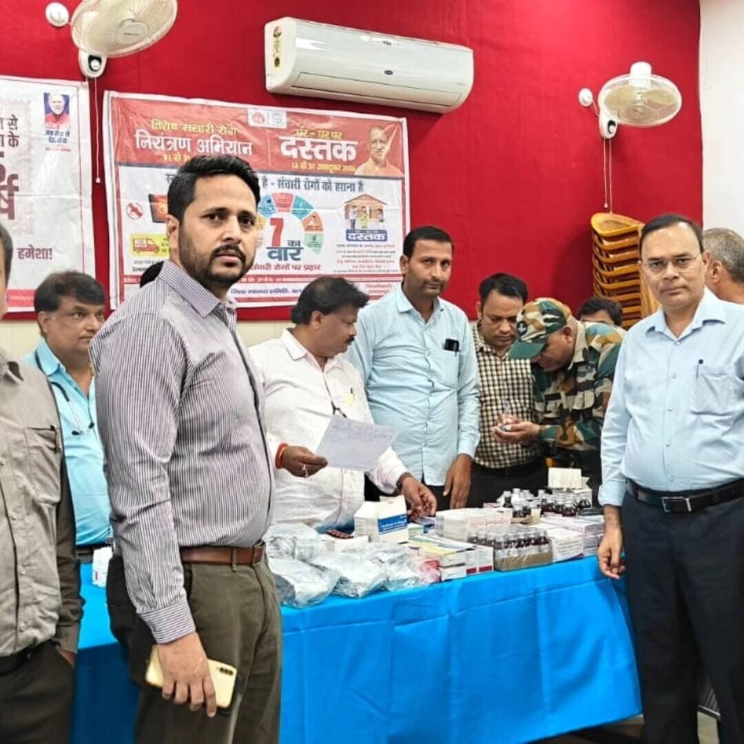 #बलरामपुर शुगर मिल में 'श्रमिक स्वास्थ्य सम्मान शिविर' आयोजित, 185 श्रमिकों की हुई निःशुल्क जांच
सेवा संकल्प अभियान: स्वास्थ्य जांच के साथ मिला निःशुल्क दवाइयों और सरकारी योजनाओं का लाभ
डीएम डॉ. विपिन कुमार जैन के निर्देशन में श्रम और स्वास्थ्य विभाग ने उठाया कल्याणकारी कदम
बलरामपुर, 08 अक्टूबर, 2026।
जिले में श्रमिकों के बेहतर स्वास्थ्य और सामाजिक सुरक्षा को मजबूत करने के उद्देश्य से जिलाधिकारी डॉ. विपिन कुमार जैन के निर्देशन में चलाए जा रहे 'सेवा संकल्प अभियान' के तहत बलरामपुर शुगर मिल परिसर में एक दिवसीय 'श्रमिक स्वास्थ्य सम्मान शिविर' का आयोजन किया गया। श्रम विभाग एवं स्वास्थ्य विभाग के संयुक्त तत्वावधान में आयोजित इस शिविर में कुल 185 श्रमिकों का निःशुल्क स्वास्थ्य परीक्षण कर आवश्यक परामर्श और दवाइयां प्रदान की गईं।
स्वास्थ्य विभाग की विशेषज्ञ चिकित्सकीय टीम ने शिविर में पहुंचे श्रमिकों के ब्लड प्रेशर, ब्लड शुगर, रक्त और नेत्र जांच सहित कई महत्वपूर्ण परीक्षण किए। जांच के बाद चिकित्सकों ने जरूरतमंद श्रमिकों को निःशुल्क औषधियां वितरित कीं। इस दौरान डॉक्टरों ने श्रमिकों को संतुलित आहार, व्यक्तिगत स्वच्छता, मौसमी बीमारियों से बचाव और नियमित स्वास्थ्य जांच कराने के लिए प्रेरित किया।
सामाजिक सुरक्षा योजनाओं की दी गई विस्तृत जानकारी
शिविर के दौरान श्रम विभाग के अधिकारियों ने श्रमिकों को उत्तर प्रदेश भवन एवं अन्य सन्निर्माण कर्मकार कल्याण बोर्ड (BOCW) द्वारा संचालित जनकल्याणकारी योजनाओं की जानकारी दी। अधिकारियों ने श्रमिकों को शैक्षणिक सहायता, मातृत्व एवं शिशु हितलाभ, बालक-बालिका कल्याण और आवासीय सहायता जैसी योजनाओं के लाभ, पात्रता, पंजीयन और नवीनीकरण की प्रक्रिया के बारे में विस्तार से समझाया।
जिला प्रशासन द्वारा चलाए जा रहे सेवा संकल्प अभियान का मुख्य उद्देश्य श्रमिकों को उनके कार्यस्थल के निकट ही बेहतर स्वास्थ्य सुविधाएं उपलब्ध कराना और उन्हें सरकारी योजनाओं से जोड़कर सामाजिक सुरक्षा प्रदान करना है। इस अवसर पर मुख्य चिकित्सा अधिकारी, सहायक श्रमायुक्त, श्रम प्रवर्तन अधिकारी और चीनी मिल प्रबंधन सहित भारी संख्या में श्रमिक मौजूद रहे।
#DMbalrampur