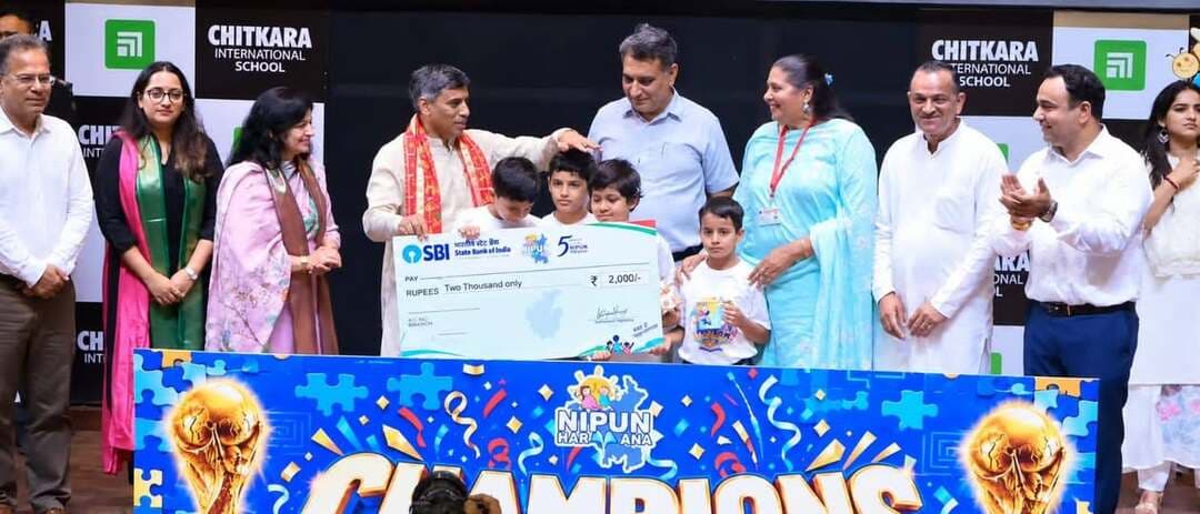13,900 बच्चों से शुरू हुआ सफर, 96 नन्हे दिमागों ने जिला मंच पर दिखाया हुनर
शिक्षा मंत्री महिपाल ढांडा ने पंचकूला की अभिनव पहल की सराहना; KBC की तर्ज पर हुआ रोमांचक मुकाबला
पंचकूला, 8 अक्टूबर : निपुण पंचकूला मिशन के अंतर्गत जिला पंचकूला की अनूठी पहल जिला स्तरीय पज़ल एवं पैटर्न चैंपियनशिप–2026 का आयोजन गुरुवार को चितकारा इंटरनेशनल स्कूल, सेक्टर-28 में भव्य एवं उत्साहपूर्ण वातावरण में हुआ। हरियाणा के शिक्षा मंत्री श्री महिपाल ढांडा ने मुख्य अतिथि के रूप में कार्यक्रम में शिरकत की और विद्यार्थियों की प्रतिभा के साथ-साथ पंचकूला शिक्षा विभाग द्वारा आयोजित इस अभिनव चैंपियनशिप की जमकर सराहना की।
यह प्रतियोगिता केवल एक दिन का आयोजन नहीं, बल्कि 13,900 विद्यार्थियों से शुरू होकर विद्यालय, क्लस्टर और खंड स्तर की विभिन्न प्रतियोगिताओं से गुजरते हुए जिला स्तर तक पहुंचने वाली 45 दिन की सीखने और प्रतिभा निखारने की यात्रा रही। जिला स्तर पर विभिन्न चरणों में उत्कृष्ट प्रदर्शन करके पहुंचे 96 विद्यार्थियों ने पज़ल, पैटर्न, तार्किक चिंतन, संख्या बोध एवं समस्या-समाधान की अपनी क्षमता का शानदार प्रदर्शन किया।
*कार्टून पात्र बने टीमों की पहचान*
बच्चों के लिए प्रतियोगिता को रोचक और उत्साहपूर्ण बनाने के लिए प्रतिभागी टीमों को उनके पसंदीदा कार्टून एवं बाल पात्रों के नाम दिए गए। छोटा भीम, मोटू-पतलू, शिनचेन, मोगली, टॉम एंड जैरी जैसे नामों वाली टीमों ने पूरे उत्साह के साथ मुकाबले में हिस्सा लिया। इससे प्रतियोगिता में प्रतिस्पर्धा के साथ बच्चों की सहजता और आनंद भी बना रहा।
*KBC की तर्ज पर फास्टेस्ट फिंगर फर्स्ट ने बढ़ाया रोमांच*
जिला स्तरीय क्विज को ‘कौन बनेगा करोड़पति’ की फास्टेस्ट फिंगर फर्स्ट शैली में तैयार किया गया। विद्यार्थियों से चित्र आधारित पैटर्न, संख्या पैटर्न, तार्किक सोच और समस्या-समाधान से जुड़े प्रश्न पूछे गए। प्रत्येक प्रश्न बच्चों को केवल उत्तर याद करने के बजाय सोचने, नियम पहचानने, त्वरित निर्णय लेने और समाधान तक पहुंचने के लिए प्रेरित कर रहा था। प्रतियोगिता के दौरान विद्यार्थियों का आत्मविश्वास और उत्साह देखते ही बनता था।
*GPS सार्थक की टीम बनी चैंपियन*
जिला स्तरीय मुकाबले में GPS सार्थक की टीम ने शानदार प्रदर्शन करते हुए प्रथम स्थान प्राप्त किया। विजेता टीम में विहान, अमरपाली गौतम, पंशुल तंवर और शौर्य बोरा शामिल रहे।
द्वितीय स्थान GMSPS अबयपुर की टीम ने हासिल किया। टीम के सदस्य दीपक प्रकाश, रिक्की कुमार, अनुराग और आर्यन रहे।
वहीं GMSPS सेक्टर-4 पंचकूला की टीम ने तृतीय स्थान प्राप्त किया। टीम में मयंक साहू, आदित्य कुमार, सचिन और धनक शामिल रहे।
इस प्रकार तीनों विजेता टीमों के चार-चार विद्यार्थियों ने टीम भावना, तार्किक क्षमता और त्वरित निर्णय लेने की क्षमता का शानदार परिचय दिया।
*शिक्षा मंत्री ने की शिक्षा विभाग की पहल की सराहना*
मुख्य अतिथि शिक्षा मंत्री श्री महिपाल ढांडा ने विद्यार्थियों को बधाई देते हुए कहा कि इस प्रकार की प्रतियोगिताएं बच्चों को रटने की प्रवृत्ति से बाहर निकालकर सोचने, समझने, तर्क करने और स्वयं समाधान खोजने के लिए प्रेरित करती हैं। उन्होंने पंचकूला शिक्षा विभाग द्वारा प्रारंभिक कक्षाओं के बच्चों के लिए की गई इस अभिनव पहल की विशेष सराहना की और विद्यार्थियों का उत्साहवर्धन किया।
चैंपियनशिप के सफल आयोजन में जिला मौलिक शिक्षा अधिकारी सुमन चौधरी की महत्वपूर्ण भूमिका रही। उन्होंने पूरी प्रतियोगिता को प्रभावी ढंग से संचालित करने के लिए अधिकारियों, खंड स्तर की टीमों, क्लस्टर प्रमुखों, मेंटर्स एवं शिक्षकों को निरंतर मार्गदर्शन दिया। उनके नेतृत्व में विद्यालय से जिला स्तर तक प्रतियोगिता की पूरी प्रक्रिया को सुव्यवस्थित एवं पारदर्शी ढंग से आगे बढ़ाया गया।
इस अभिनव पहल के नोडल अधिकारी एवं जिला एफ़एलएन समन्वयक असिन्द्र कुमार ने चैंपियनशिप की संपूर्ण रूपरेखा, प्रतियोगिता के विभिन्न चरणों, अभ्यास सामग्री, पज़ल एवं पैटर्न आधारित गतिविधियों तथा जिला स्तरीय क्विज के आयोजन में महत्वपूर्ण भूमिका निभाई। प्रतियोगिता को बच्चों की आयु एवं सीखने के स्तर के अनुरूप रोचक बनाने पर विशेष ध्यान दिया गया।
कार्यक्रम में जिला परियोजना समन्वयक श्री जोगिंद्र लाठर, उप जिला शिक्षा अधिकारी श्री रमेश बत्रा एवं श्री नरोत्तम शर्मा, सार्थक स्कूल की प्रिंसिपल रेनू बाला और अध्यापक जितेंद्र आर्य, सीएमजीजीए दिव्या सिंह, विभिन्न खंडों के खंड शिक्षा अधिकारी, क्लस्टर प्रमुख, मेंटर्स तथा DIET पंचकूला के प्रवक्ता सहित शिक्षा विभाग के अनेक अधिकारी एवं कर्मचारी उपस्थित रहे।
पज़ल एवं पैटर्न चैंपियनशिप–2026 ने यह संदेश दिया कि यदि बच्चों को सीखने के लिए सही मंच और अवसर दिया जाए तो वे न केवल प्रश्नों के उत्तर खोज सकते हैं, बल्कि प्रश्नों के पीछे छिपे नियम को समझकर स्वयं समाधान की राह भी तलाश सकते हैं। 13,900 विद्यार्थियों से शुरू हुई यह यात्रा पंचकूला में ‘रटने से सोचने की ओर’ बढ़ते शिक्षा के नए दृष्टिकोण की प्रभावी मिसाल बनकर सामने आई।