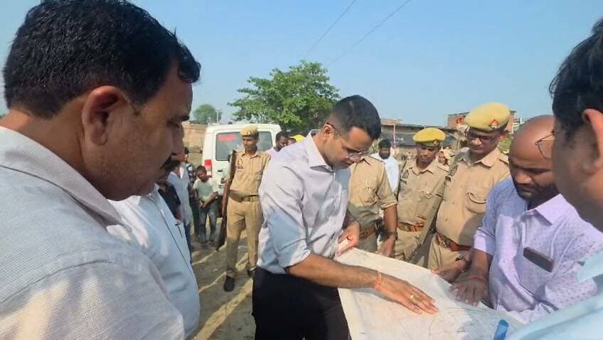 🚨बूढ़ी राप्ती का बढ़ा जलस्तर, खेतों में पहुंचा पानी — डीएम ने मौके पर पहुंचकर लिया जायजा🚨
पचपेड़वा के ग्राम कटैयाभारी में डीएम डॉ. विपिन कुमार जैन का स्थलीय निरीक्षण।
बूढ़ी राप्ती नदी के बढ़े जलस्तर से ग्राम कटैयाभारी के कृषि क्षेत्र में जलभराव और फसलों को नुकसान की स्थिति सामने आई है। शनिवार को जिलाधिकारी डॉ. विपिन कुमार जैन ने गांव पहुंचकर प्रभावित खेतों का जायजा लिया और ग्रामीणों से सीधे संवाद कर हालात की जानकारी ली।
#बलरामपुर #BalrampurNews #पचपेड़वा #कटैयाभारी #बूढ़ीराप्ती #RaptiRiver #बाढ़ #जलभराव #फसलक्षति #किसान #डीएमबलरामपुर #VipinKumarJain #जिलाधिकारी #उत्तरप्रदेश #UPNews #BreakingNews #LocalNews जिला प्रशासन बलरामपुर