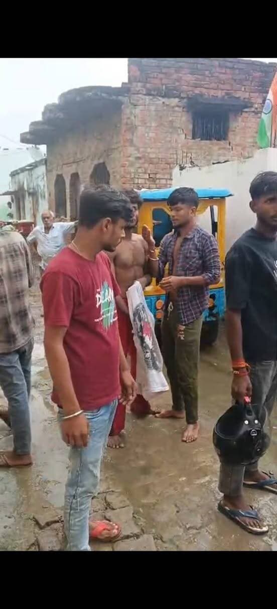 🚨 बलरामपुर में मारपीट की शिकायत के बाद भी FIR का इंतजार!🚨
रोहित और बुजुर्ग माता-पिता से मारपीट का आरोप, मेडिकल के बाद भी कार्रवाई की स्थिति साफ नहीं।
बलरामपुर। कोतवाली देहात क्षेत्र के नहर बालागंज मोहल्ले में रोहित पासवान ने पड़ोसी समेत करीब 8-9 लोगों पर अपने और बुजुर्ग माता-पिता के साथ मारपीट करने का आरोप लगाया है। रोहित के मुताबिक, आरोपितों ने लात-घूंसों से मारपीट की।
शिकायत के बाद जेल चौकी प्रभारी ने मामले की जांच कराते हुए पीड़ित पक्ष का मेडिकल परीक्षण कराया। रोहित का कहना है कि मेडिकल हुए करीब एक सप्ताह बीत गया, लेकिन अभी तक उसे एफआईआर की कॉपी नहीं मिली है। कार्रवाई की जानकारी के लिए वह लगातार थाने के चक्कर लगा रहा है।
पीड़ित ने पुलिस अधिकारियों से मामले की जांच कर नियमानुसार कार्रवाई करने और FIR की स्थिति स्पष्ट करने की मांग की है।
सवाल यह है कि मेडिकल के बाद भी पीड़ित परिवार को कार्रवाई की स्थिति जानने के लिए थाने के चक्कर क्यों लगाने पड़ रहे हैं?
#बलरामपुर #BalrampurNews #UPNews #बलरामपुरन्यूज #कोतवालीदेहात #मारपीट #FIR #पुलिस #नहरबालागंज #पीड़ित #कार्यवाही #आरोप #UPPolice #BreakingNews #LocalNews #CrimeNews #crimecontrol Balrampur Police