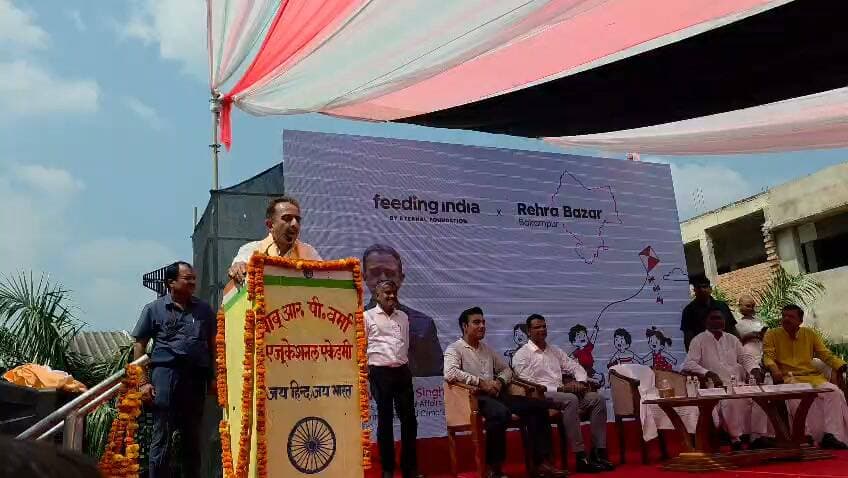 बलरामपुर में बच्चों के पोषण को लेकर बड़ी पहल शुरू।
रेहरा बाजार की 21 ग्राम पंचायतों के 60 आंगनबाड़ी केंद्रों पर अब करीब 4 हजार बच्चों को रोजाना निःशुल्क ताजा और पौष्टिक भोजन मिलेगा। अचलपुर चौधरी की केंद्रीय रसोई से पांच विशेष वाहनों के जरिए भोजन केंद्रों तक पहुंचाया जाएगा।
#Balrampur #RehraBazar #Poshan #FeedingIndia #Zomato #Anganwadi #Nutrition #Children #कीर्तिवर्धनसिंह #DMBalrampur #HimanshuGupta #रामप्रतापवर्मा #BalrampurNews #UPNews #उत्तरप्रदेश #सुनहरासंसार #AhmedRaza