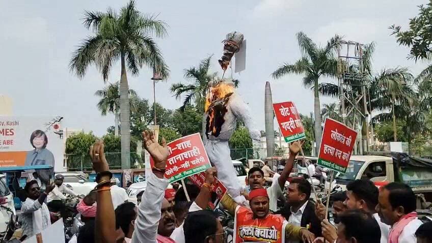 "वोट चोर गाड़ी छोड़..."
CEC ज्ञानेश कुमार के खिलाफ सपा का जबर्दस्त प्रदर्शन....