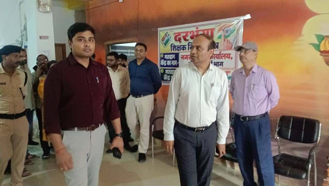 दरभंगा निर्वाचन क्षेत्र अंतर्गत शिक्षक एवं स्नातक निर्वाचन की तैयारियों की समीक्षा....
दिनांक: 08.10.2026
दरभंगा निर्वाचन क्षेत्र अंतर्गत शिक्षक एवं स्नातक निर्वाचन की तैयारियों को लेकर जिलाधिकारी ने किया क्षेत्र भ्रमण, बूथों पर व्यवस्थाओं का लिया जायजा।
आगामी दरभंगा निर्वाचन क्षेत्र अंतर्गत शिक्षक निर्वाचन एवं स्नातक निर्वाचन को लेकर जिला प्रशासन द्वारा की जा रही तैयारियों की समीक्षा के क्रम में आज जिलाधिकारी, समस्तीपुर श्री रोशन कुशवाहा द्वारा समस्तीपुर सदर प्रखंड एवं नगर परिषद, रोसड़ा का भ्रमण किया गया। इस दौरान जिलाधिकारी द्वारा निर्वाचन कार्य से संबंधित तैयारियों एवं मतदान केंद्रों पर उपलब्ध कराई जाने वाली आवश्यक सुविधाओं का स्थल निरीक्षण कर जायजा लिया गया तथा संबंधित पदाधिकारियों से तैयारियों की विस्तृत जानकारी प्राप्त की गई।
भ्रमण के दौरान जिलाधिकारी ने मतदान केंद्रों पर निर्वाचन आयोग के निर्धारित मानकों के अनुरूप सभी आवश्यक व्यवस्थाएं सुनिश्चित करने का निर्देश दिया। उन्होंने संबंधित पदाधिकारियों को निर्देशित किया कि दरभंगा निर्वाचन क्षेत्र अंतर्गत शिक्षक एवं स्नातक निर्वाचन के लिए निर्धारित सभी मतदान केंद्रों पर आवश्यक मूलभूत सुविधाओं की उपलब्धता समय से सुनिश्चित की जाए।
जिलाधिकारी द्वारा मतदान केंद्रों पर मतदान कक्ष, प्रवेश एवं निकास व्यवस्था, पेयजल, विद्युत एवं प्रकाश व्यवस्था, शौचालय, साफ-सफाई, फर्नीचर तथा अन्य आवश्यक सुविधाओं की स्थिति की समीक्षा की गई। उन्होंने निर्देश दिया कि मतदाताओं एवं निर्वाचन कार्य में प्रतिनियुक्त पदाधिकारियों एवं कर्मियों की सुविधा को ध्यान में रखते हुए सभी व्यवस्थाएं दुरुस्त रखी जाएं।
उन्होंने संबंधित अधिकारियों को मतदान केंद्रों का पुनः भौतिक सत्यापन कराते हुए जहां कहीं भी कोई कमी अथवा आवश्यकता हो, उसका ससमय निराकरण सुनिश्चित करने का निर्देश दिया। साथ ही, मतदान केंद्रों तक सुगम पहुंच, परिसर की साफ-सफाई एवं अन्य आवश्यक व्यवस्थाओं पर विशेष ध्यान देने को कहा।
जिलाधिकारी ने कहा कि शिक्षक एवं स्नातक निर्वाचन की पूरी प्रक्रिया को स्वतंत्र, निष्पक्ष, पारदर्शी एवं शांतिपूर्ण तरीके से संपन्न कराना जिला प्रशासन की प्राथमिकता है। इसके लिए सभी संबंधित पदाधिकारी निर्वाचन आयोग के दिशा-निर्देशों का अक्षरशः अनुपालन सुनिश्चित करें तथा अपने-अपने दायित्वों का गंभीरतापूर्वक निर्वहन करें।
उन्होंने सभी संबंधित पदाधिकारियों को आपसी समन्वय के साथ कार्य करने तथा निर्वाचन से संबंधित तैयारियों की नियमित समीक्षा एवं प्रभावी मॉनिटरिंग सुनिश्चित करने का निर्देश दिया। उन्होंने स्पष्ट किया कि मतदान दिवस से पूर्व सभी आवश्यक तैयारियां पूर्ण कर ली जाएं, ताकि मतदान के दिन किसी प्रकार की असुविधा या व्यवधान उत्पन्न न हो।
इस क्रम में जिलाधिकारी द्वारा संबंधित पदाधिकारियों से निर्वाचन तैयारियों की अद्यतन स्थिति की जानकारी ली गई तथा आवश्यक दिशा-निर्देश दिए गए। उन्होंने किसी भी स्तर पर उत्पन्न होने वाली समस्या का तत्काल समाधान सुनिश्चित करने तथा आवश्यकतानुसार वरीय पदाधिकारियों को अवगत कराने का निर्देश दिया।
मौके पर उप विकास आयुक्त, समस्तीपुर श्री सूर्य प्रताप सिंह, विशेष कार्य पदाधिकारी श्री अली एकराम, संबंधित प्रखंड विकास पदाधिकारी, अवर निर्वाचन पदाधिकारी सहित अन्य संबंधित पदाधिकारी एवं कर्मी उपस्थित रहे।
#दरभंगा_निर्वाचन_क्षेत्र #शिक्षक_निर्वाचन #स्नातक_निर्वाचन #निर्वाचन2026 #समस्तीपुर
#जिलाधिकारी #रोशन_कुशवाहा #election2026
#CmSamrat #samratchoudhary #bihar
Information & Public Relations Department, Government of Bihar
CMO Bihar
Chief Electoral Officer, Bihar