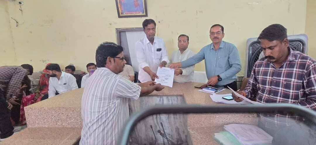 वाल्मीकि समाज के 200 से अधिक लोगों को निशुल्क अनुभव प्रमाण पत्र वितरित
समाजसेवी राजू पंडा की पहल, नगर परिषद सभापति भंवरलाल पंवार के हाथों हुआ वितरण
डीडवाना।वाल्मीकि समाज के जरूरतमंद लोगों को रोजगार एवं भविष्य के अवसरों में सहायता उपलब्ध करवाने के उद्देश्य से समाजसेवी राजू पंडा द्वारा एक सराहनीय पहल की गई। उनके प्रयास से वाल्मीकि समाज के 200 से अधिक लोगों को निशुल्क अनुभव प्रमाण पत्र उपलब्ध करवाए गए।अनुभव प्रमाण पत्रों का वितरण डीडवाना नगर परिषद सभापति भंवरलाल पंवार के हाथों किया गया। इस अवसर पर समाज के अनेक लोग एवं गणमान्यजन उपस्थित रहे।समाजसेवी राजू पंडा ने बताया कि जरूरतमंद परिवारों को किसी प्रकार की आर्थिक परेशानी न हो, इसी उद्देश्य से अनुभव प्रमाण पत्र बिना किसी शुल्क के उपलब्ध करवाए गए हैं। उन्होंने कहा कि समाज के लोगों की आवश्यकता के समय उनके साथ खड़ा होना ही वास्तविक समाज सेवा है।इस पहल की समाज के लोगों ने सराहना करते हुए कहा कि ऐसे प्रयास जरूरतमंद युवाओं और परिवारों के लिए उपयोगी साबित होते हैं तथा समाज में सहयोग एवं एकजुटता की भावना को मजबूत करते हैं।कार्यक्रम के दौरान उपस्थित लोगों ने समाजहित में भविष्य में भी इसी प्रकार के सेवा कार्य जारी रखने का संकल्प व्यक्त किया।