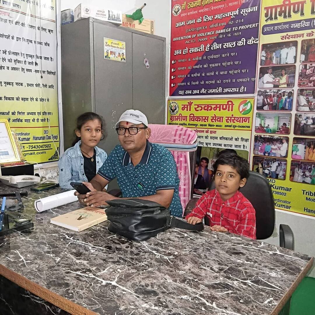 कार्यालय में दोनों लाडली बेटी किरण यादव और बिष्णु प्रिया...
