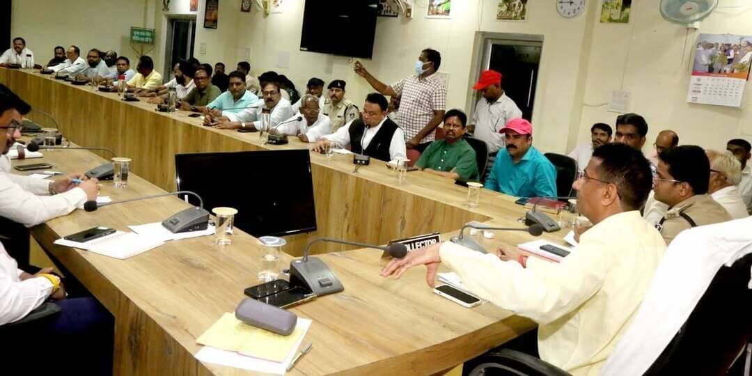 त्योहारों को शांतिपूर्ण एवं भव्य बनाने समयपूर्व पूरी हो सभी व्यस्थाएं- कलेक्टर श्री यादव
===
त्यौहारों में शांति एवं सुरक्षा सर्वोच्च प्राथमिकता- पुलिस अधीक्षक श्री कलादगि
==
शारदेय नवरात्र, दशहरा, दीपावली एवं गुरु नानक जयंती को लेकर शांति समिति की बैठक संपन्न
==
परंपरा की गरिमा के साथ सुरक्षित, व्यवस्थित और उल्लासपूर्ण आयोजन सभी व्यवस्थाएं समय पर होगी
==
साफ-सफाई, प्रकाश व्यवस्था एवं सड़कों की मरम्मत के निर्देश,
==
शारदेय नवरात्र, गरबा, दशहरा चल समारोह, दीपावली एवं गुरु नानक जयंती सहित आगामी पर्वों को हर्षोल्लास, सौहार्द और शांतिपूर्ण वातावरण में मनाने के लिए प्रशासन द्वारा आवश्यक व्यवस्थाएं सुनिश्चित कराई जायेगी।
कलेक्टर प्रताप नारायण यादव की अध्यक्षता में कलेक्टर कार्यालय सभाकक्ष में आयोजित शांति समिति की बैठक में विशेष रूप से महिला एवं श्रद्धालु सुरक्षा, पंडालों एवं आयोजन स्थलों की सुरक्षा, स्वच्छता, प्रकाश, यातायात और विसर्जन व्यवस्था एवं जनसुविधाओ पर विस्तार से चर्चा की गई। बैठक में पुलिस अधीक्षक आनंद कलादगि सहित शांति समिति के सदस्य एवं संबंधित अधिकारी मौजूद रहे।
कलेक्टर श्री यादव ने कहा सभी त्योहार धूमधाम एवं शांतिपूर्ण तरीके से संपन्न हों तथा किसी भी नागरिक को किसी प्रकार की असुविधा न हो, इसके लिए प्रशासन द्वारा आवश्यक व्यवस्थाएं सुनिश्चित की जाएंगी। उन्होंने कहा नगर में साफ-सफाई, प्रमुख मार्गों पर पर्याप्त प्रकाश व्यवस्था, खराब सड़कों की मरम्मत सहित अन्य आवश्यक कार्य समय से पहले पूर्ण किए जाएं।
उन्होंने आयोजकों से भी अपील की कि वे अपने-अपने आयोजनों में आवश्यक व्यवस्थाओं का विशेष ध्यान रखें और प्रशासन के साथ समन्वय बनाकर कार्य करें, ताकि किसी भी प्रकार की अप्रिय स्थिति निर्मित न हो। कलेक्टर ने कहा त्योहारों के दौरान नागरिकों की सुविधा, सुरक्षा एवं शांतिपूर्ण वातावरण बनाए रखना प्रशासन की प्राथमिकता है।
100 वर्ष की गौरवशाली रावण दहन परंपरा
कलेक्टर श्री यादव ने कहा शांति समिति की बैठक में जिले की गौरवशाली परंपराओं को लेकर भी चर्चा हुई। दमोह में लगभग 100 वर्षों से रावण दहन की परंपरा चली आ रही है। उन्होंने कहा रावण दहन के आयोजन के लिए दमोह का नाम देश के गिने-चुने स्थानों में आता है। इस परंपरा के 99 वर्ष पूर्ण हो चुके हैं और इस वर्ष 100 वर्ष पूरे होने जा रहे हैं।
उन्होंने कहा जिस भव्यता और उत्साह के साथ अब तक रावण दहन का आयोजन होता आया है, उसी भावना के साथ इस वर्ष भी सभी मिलकर आयोजन को और गरिमामय मनाया जाये। प्रशासन की ओर से आयोजन के लिए बेहतर से बेहतर व्यवस्थाएं उपलब्ध कराने का पूरा प्रयास किया जाएगा।
पुलिस अधीक्षक आनंद कलादगि ने कहा आगामी त्यौहारों को दृष्टिगत रखते हुए सभी संबंधित अधिकारियों को आवश्यक निर्देश दिए गए। पुलिस प्रशासन द्वारा इस बार और बेहतर व्यवस्थाओं एवं सुदृढ़ सुरक्षा व्यवस्था के साथ त्यौहारों को शांतिपूर्ण ढंग से संपन्न कराने की तैयारी की जा रही है।
उन्होंने कहा त्यौहारों के दौरान कानून-व्यवस्था बनाए रखने के साथ आमजन को किसी प्रकार की असुविधा न हो, इसका विशेष ध्यान रखा जाएगा। इसके साथ ही विभिन्न त्यौहारों के आयोजक समिति के सदस्यों के साथ अलग से बैठक आयोजित कर आवश्यक व्यवस्थाओं की समीक्षा की जाएगी, ताकि आयोजन स्थलों पर सुरक्षा, यातायात एवं अन्य व्यवस्थाएं और बेहतर ढंग से सुनिश्चित की जा सकें।
महिला सुरक्षा और श्रद्धालुओं की सुविधा सर्वोच्च प्राथमिकता
बैठक में महिला एवं बालिकाओं की सुरक्षा पर विशेष जोर दिया गया। पुलिस अधीक्षक ने बताया कि प्रमुख आयोजन स्थलों पर शक्ति टीम की नियमित निगरानी रहेगी तथा आवश्यकता के अनुसार महिला पुलिस बल तैनात किया जाएगा। महाकाली चौराहा, बड़ी देवी मंदिर सहित प्रमुख धार्मिक स्थलों पर प्रभावी पुलिस व्यवस्था रहेगी।
गरबा आयोजकों को प्रशासन द्वारा उपलब्ध कराई जा रही सुरक्षा चेकलिस्ट का पालन करने के लिए कहा गया। गरबा स्थलों पर प्रवेश एवं निकास की व्यवस्थित व्यवस्था, पहचान-पत्र की जांच तथा पूरे परिसर को कवर करते हुए सीसीटीवी कैमरे लगाने को कहा गया।
पंडालों में सुरक्षा के पुख्ता इंतजाम
सभी पंडालों में विद्युत व्यवस्था, जनरेटर, अग्निशमन यंत्र, पानी और आपातकालीन संसाधनों की व्यवस्था पहले से सुनिश्चित करने के निर्देश दिए गए। बड़े पंडालों की मजबूती का संबंधित अधिकारियों द्वारा परीक्षण कर आवश्यक प्रमाण-पत्र देने को कहा गया।
मूर्ति स्थापना एवं आयोजन स्थलों पर सीसीटीवी कैमरे इस प्रकार लगाए जाएं कि प्रवेश, निकास, मूर्ति स्थल और पूरा परिसर निगरानी में रहे। रिकॉर्डिंग का बैकअप पर्व समाप्ति के बाद भी सुरक्षित रखा जाए। मूर्ति लाने से पूर्व संबंधित थाना प्रभारी एवं तहसीलदार को सूचना देने के लिए कहा गया।
पटाखा बाजार में सुरक्षा मानकों का पालन
पटाखों के अस्थाई लाइसेंस नियमानुसार आवेदन के 24 घंटे के भीतर जारी करने की व्यवस्था सुनिश्चित करने के निर्देश दिए गए। पटाखा बाजार के लिए ऐसे स्थल का चयन किया जाएगा, जहां पर्याप्त पार्किंग हो तथा दुकानों के बीच निर्धारित दूरी रखी जा सके, ताकि सुरक्षा मानकों का पालन हो।
जवारा एवं प्रतिमा विसर्जन की विशेष व्यवस्था
दीवान जी की तलैया में जवारा विसर्जन के लिए विशेष साफ-सफाई, पर्याप्त पानी एवं प्रकाश व्यवस्था सुनिश्चित करने के निर्देश दिए गए।
प्रतिमा विसर्जन में भीड़ और सुरक्षा को देखते हुए क्रेन के माध्यम से विसर्जन की व्यवस्था पर शांति समिति ने सहमति व्यक्त की। इसके लिए 8×8 फीट का प्लेटफॉर्म तैयार करने तथा आयोजकों एवं यातायात पुलिस के समन्वय से आवश्यक व्यवस्था बनाने का निर्णय लिया गया।
यातायात व्यवस्था और बाजार में सुगम आवागमन
त्योहारों के दौरान बढ़ने वाली भीड़ को देखते हुए घंटाघर सहित प्रमुख बाजार क्षेत्रों में यातायात व्यवस्था पर विशेष चर्चा हुई। सड़क पर अस्थाई दुकानें लगाने तथा दुकानों के बाहर सामान रखने से होने वाली समस्या को देखते हुए व्यापारियों से सहयोग की अपेक्षा की गई।
जिला व्यापारी संघ की ओर से प्रशासन को सहयोग का आश्वासन देते हुए कहा गया कि आवागमन प्रभावित करने वाले अतिक्रमण को हटाने में व्यापारी प्रशासन का सहयोग करेंगे। छोटे व्यापारियों को तहसील ग्राउंड में व्यवस्थित करने के लिए उन्हें पूर्व सूचना देने पर भी सहमति बनी।
स्वच्छता, प्रकाश और जलापूर्ति पर विशेष ध्यान
नगर पालिका को प्रमुख मंदिरों, पंडालों, विसर्जन स्थलों और मार्गों पर नियमित साफ-सफाई, पर्याप्त प्रकाश एवं जलापूर्ति सुनिश्चित करने के निर्देश दिए गए। त्योहारों से पूर्व सड़कों के गड्ढों को भरने और आवश्यक मरम्मत कार्य पूर्ण कराने को कहा गया। बड़ी देवी मंदिर एवं आसपास के क्षेत्रों में पार्किंग, प्रकाश, पुलिस एवं स्वयंसेवकों की व्यवस्था रखने पर भी चर्चा हुई, ताकि श्रद्धालुओं को किसी प्रकार की असुविधा न हो।
विद्युत, ध्वनि एवं अग्नि सुरक्षा की नियमित निगरानी
कलेक्टर ने विद्युत तारों एवं अस्थाई कनेक्शनों की जांच कर सुरक्षा सुनिश्चित करने तथा कटी-पड़ी तारों को तत्काल व्यवस्थित करने के निर्देश दिए। पंडालों में अग्निशमन उपकरण एवं पानी की उपलब्धता अनिवार्य रूप से रखने को कहा गया।
उन्होने ध्वनि विस्तारक यंत्रों का उपयोग निर्धारित सीमा में करने तथा आयोजनों में किसी भी प्रकार की अवांछित गतिविधि नहीं होने देने के निर्देश दिए । पर्वों की धार्मिक एवं सांस्कृतिक गरिमा बनाए रखने पर भी विशेष जोर दिया गया।
प्रशासन ने मांगा नागरिकों और आयोजकों का सहयोग
कलेक्टर श्री यादव ने कहा गणेश उत्सव के दौरान जिस तरह नागरिकों, आयोजकों, व्यापारियों और प्रशासन ने आपसी सहयोग से व्यवस्थाएं सफल बनाई थीं, उसी भावना से आगामी पर्वों को भी सुरक्षित एवं व्यवस्थित बनाने में सभी सहयोग करें। शांति समिति की बैठक में सामने आए सुझावों एवं चिंताओं पर समयबद्ध कार्रवाई करते हुए प्रशासन पर्वों के दौरान आवश्यक व्यवस्थाएं पूरी तत्परता से सुनिश्चित करेगा।