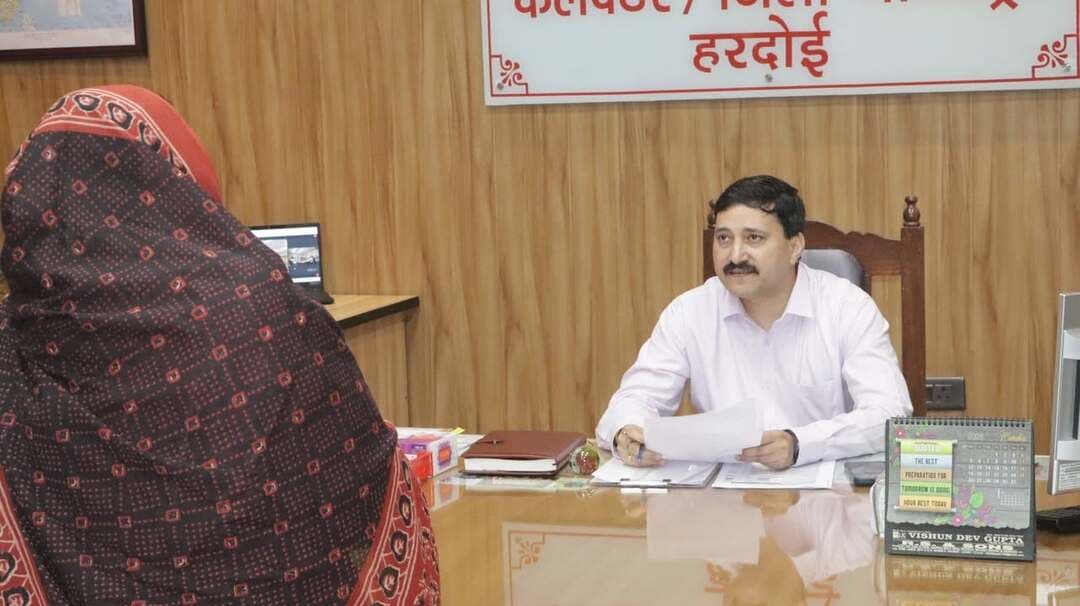 जिलाधिकारी की जनसुनवाई में 42 शिकायतें प्राप्त, समयबद्ध निस्तारण के निर्देश
हरदोई। जिलाधिकारी राहुल पाण्डेय ने गुरुवार को कलेक्ट्रेट में जनसुनवाई कर जनपद के विभिन्न क्षेत्रों से आए फरियादियों की समस्याओं एवं शिकायतों को गंभीरतापूर्वक सुना। जनसुनवाई के दौरान कुल 42 शिकायतें प्राप्त हुईं।
जिलाधिकारी ने संबंधित अधिकारियों को निर्देश दिए कि प्राप्त शिकायतों का निर्धारित समय-सीमा के भीतर गुणवत्तापूर्ण एवं प्रभावी निस्तारण सुनिश्चित किया जाए। उन्होंने स्पष्ट कहा कि शिकायतों के निस्तारण में किसी भी स्तर पर लापरवाही न बरती जाए और फरियादियों को अनावश्यक रूप से कार्यालयों के चक्कर न लगाने पड़ें।
उन्होंने अधिकारियों को शिकायतों के निस्तारण की नियमित समीक्षा करने तथा शिकायतकर्ता को राहत मिलने तक प्रभावी कार्रवाई सुनिश्चित करने के निर्देश दिए।
इस अवसर पर नगर मजिस्ट्रेट संजय कुमार, उप जिलाधिकारी न्यायिक आशुतोष सहित संबंधित अधिकारी उपस्थित रहे।